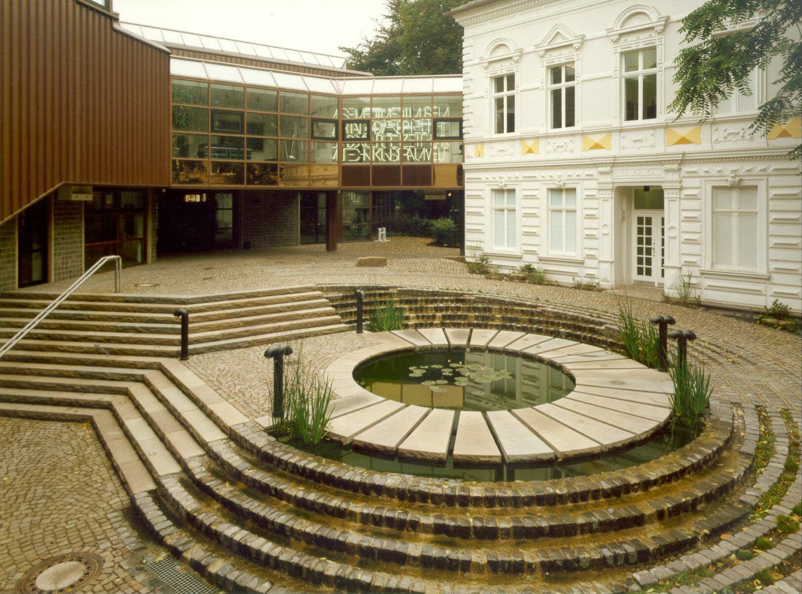 Bilck auf den Brunnen und Eingangsbereich des Museums