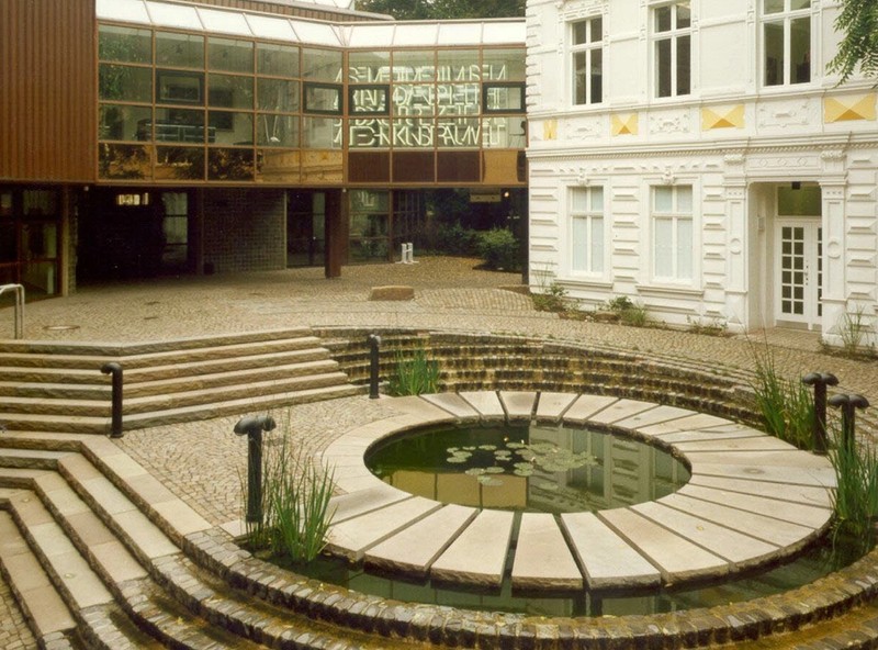 Bilck auf den Brunnen und Eingangsbereich des Museums