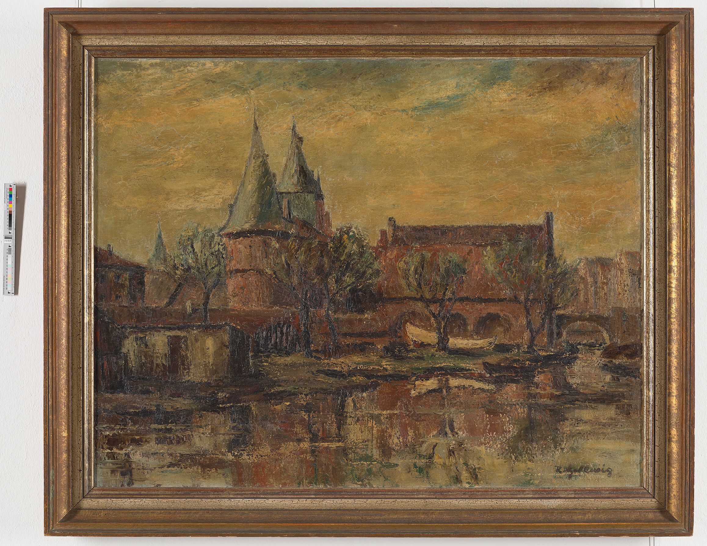 Das Gemälde stellt ein Schloss dar, welches an einem See liegt. In dem See ist die Spiegelung des Schlosses erkennbar.