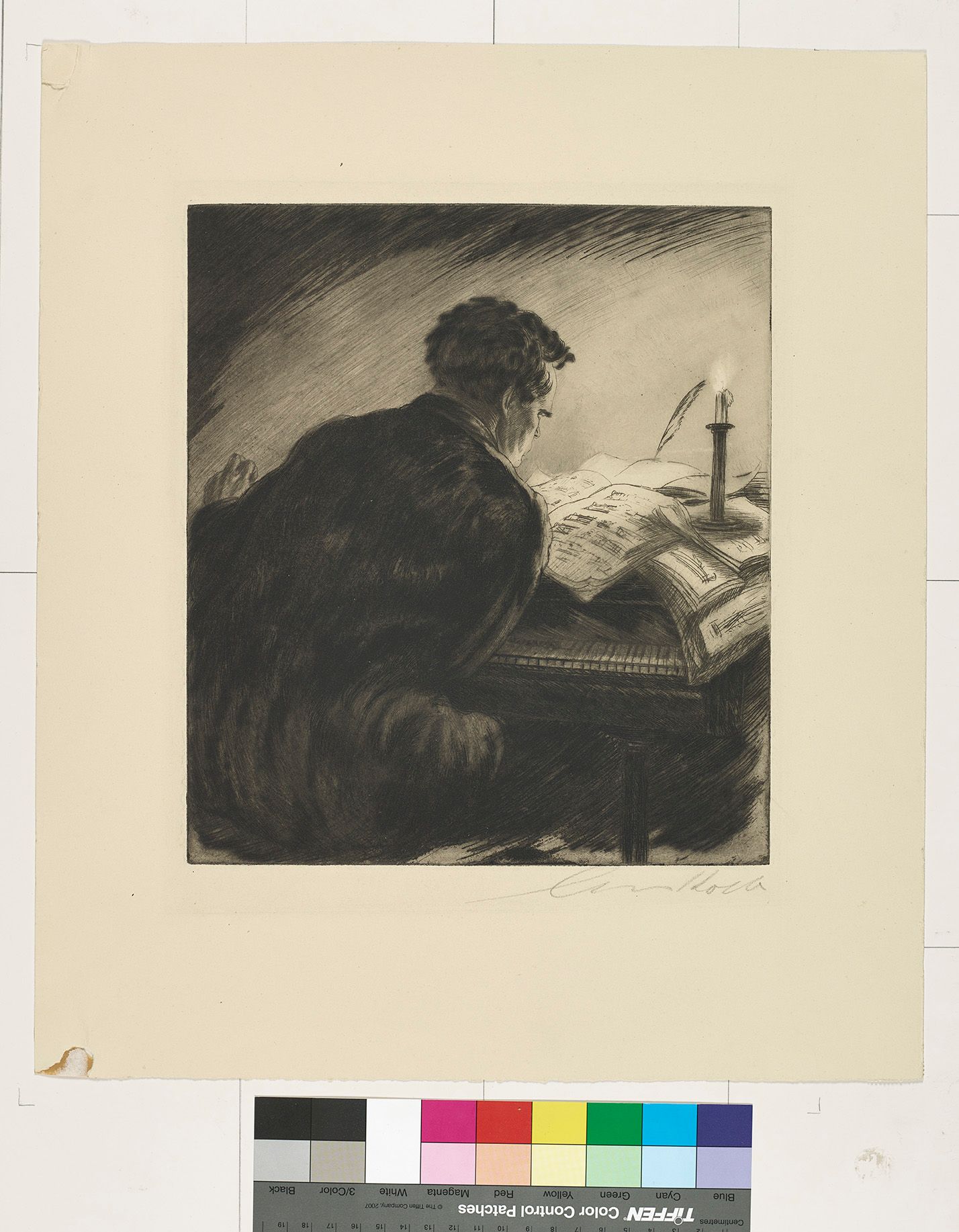 Der Komponist Beethoven in Rückenansicht sitzt an einem Klavier bei Kerzenschein über ausgebreitete Notenblätter gebeugt.