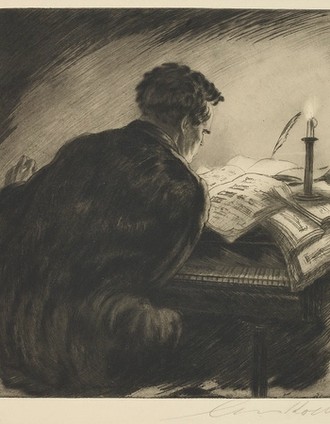 Der Komponist Beethoven in Rückenansicht sitzt an einem Klavier bei Kerzenschein über ausgebreitete Notenblätter gebeugt.