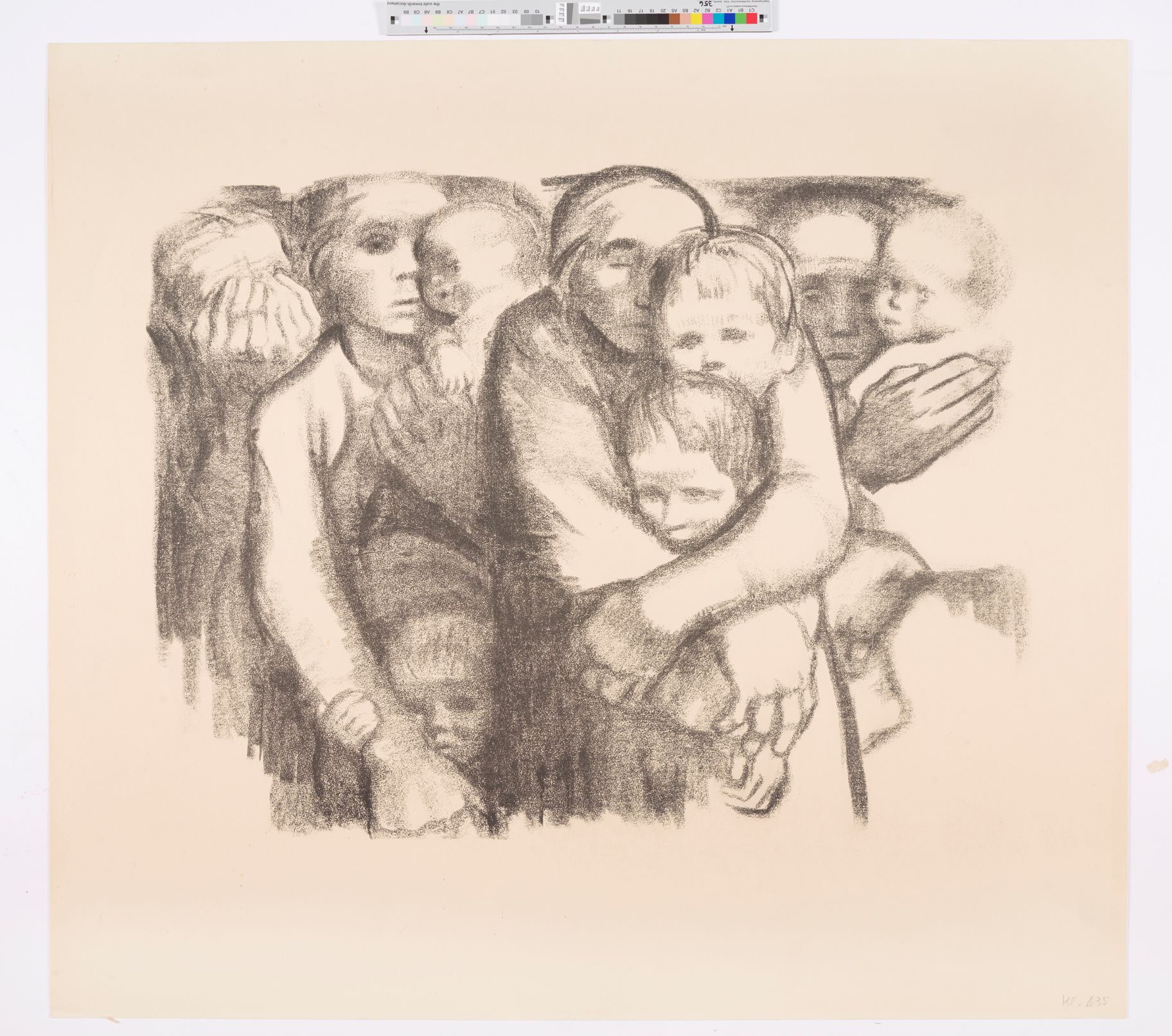 Eine Gruppe von Frauen mit angstvollen und besorgtem Gesichtsausdruck hält schützend Kinder im Arm und vor sich. eine Frau auf der linken Seite bedeckt mit den Händen ihr Gesicht.