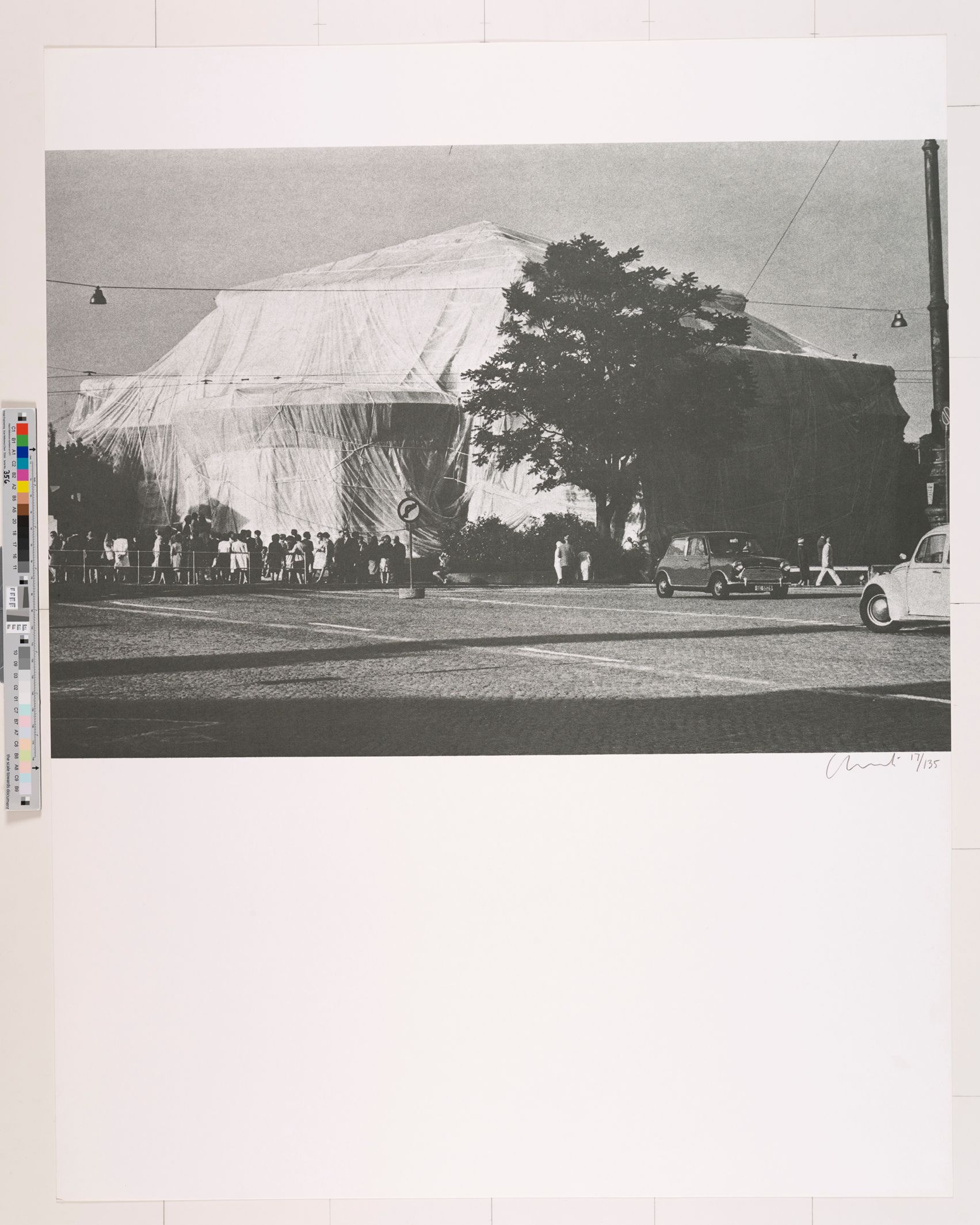 Schwarz-weiß Fotografie der Kunsthalle in Bern, dass in Nylon eingehüllt ist. 