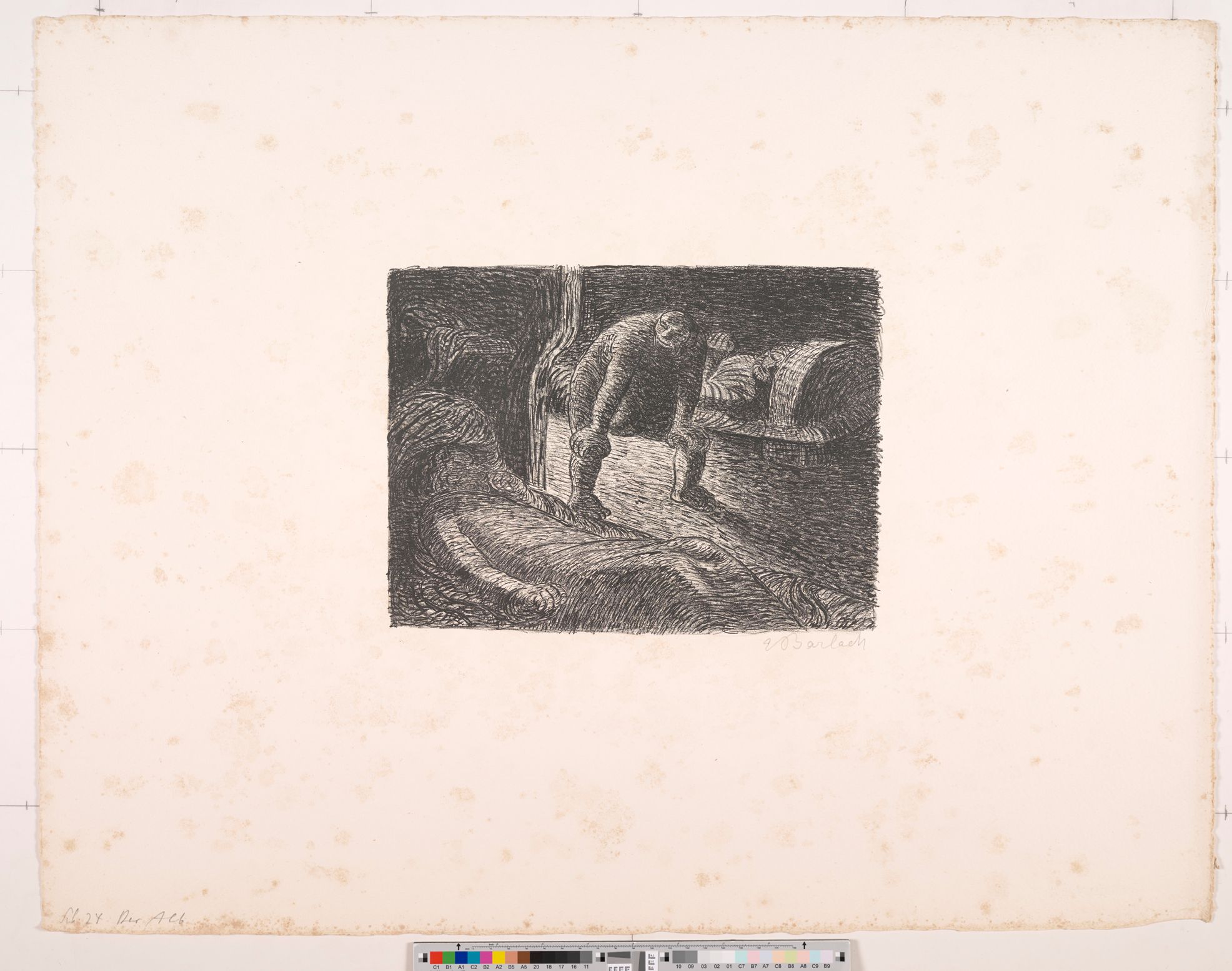 Skizze. Eine Person, die sich mit den Händen an den Knien abstützt. Im linken und rechten Bildrand sind zwei schlafende Personen.