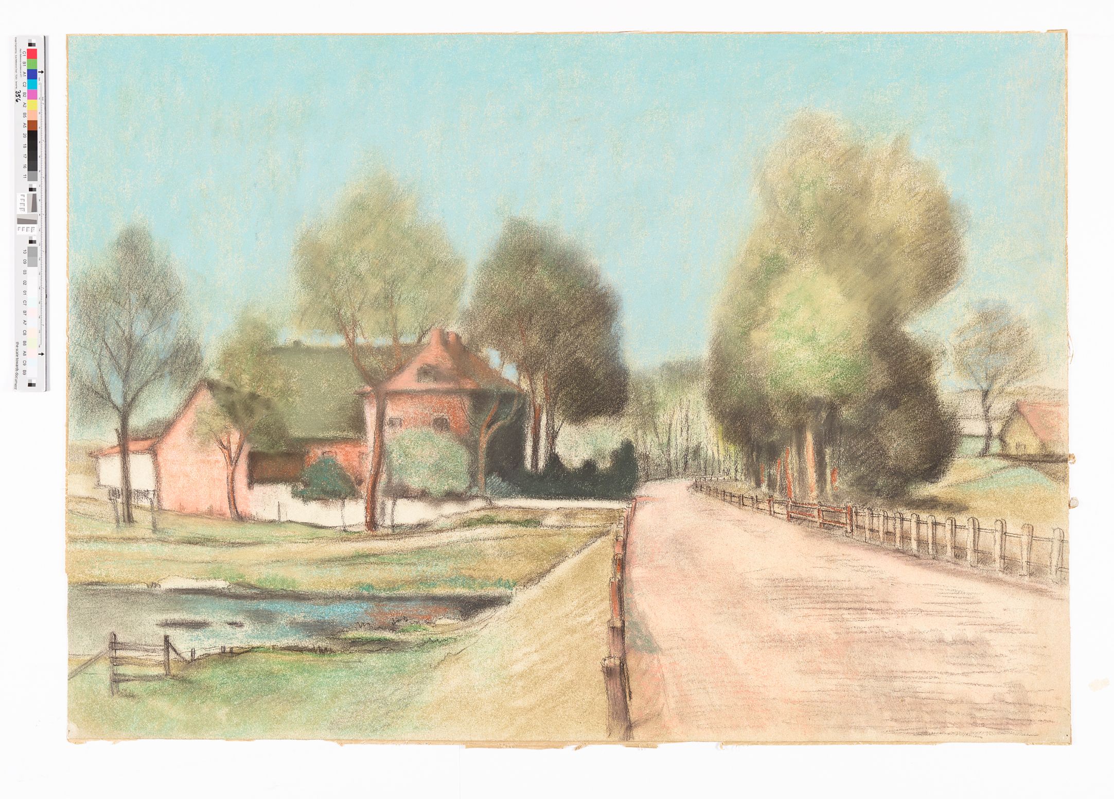 in der Linken Hälfte ist im Vordergrund ein kleiner Wassertümpel, ein kleiner Zaun und grüne Wiese zu sehen. Im Hintergrund ist ein rotes größeres Haus, in dem Setting vermutlich ein Bauernhaus, zu sehen. Rund um das Haus sind kleinere und größere Bäume. Neben dem Haus verläuft eine Straße, die durch einen Zaun begrenzt ist und zentral für die rechte Bildseite ist. Sie beginnt im Bild unten links verläuft dann mittig im Bild am Haus vorbei und verläuft sich im Hintergrund im Wald. Auf der rechten Seite des Bildes sehen wir weiter Bäume und grüne Wiese und am ganz rechten Rand ein weiteres Haus. 
