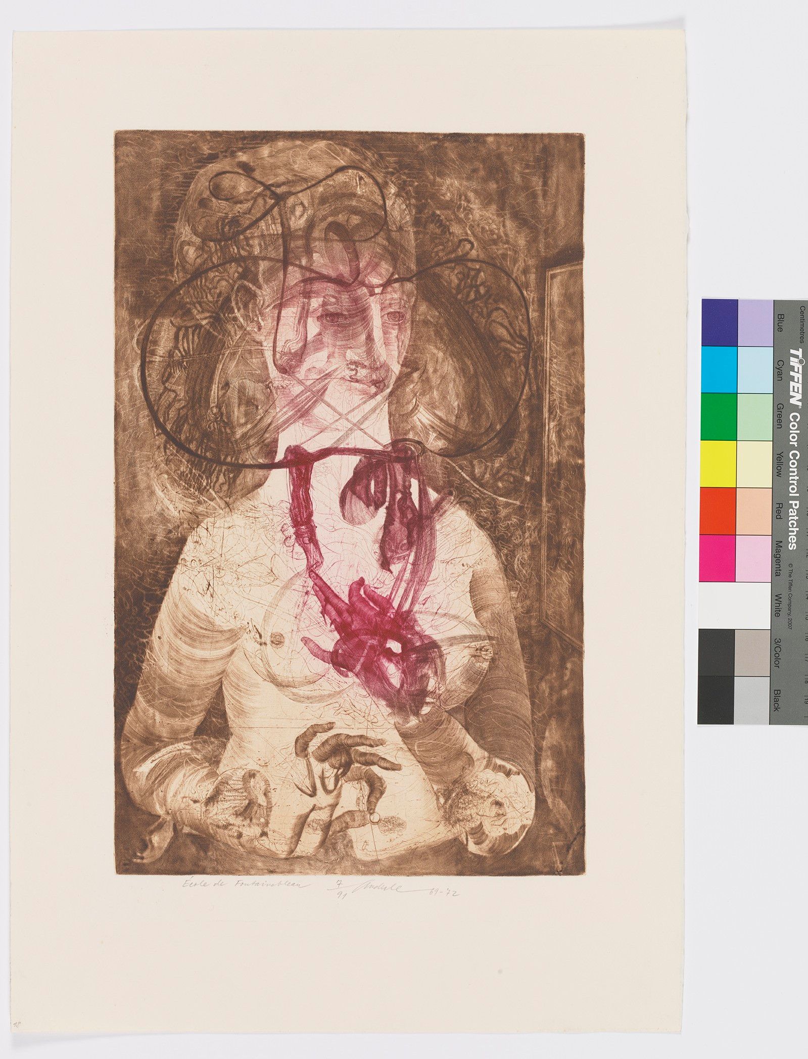 Portrait einer Frau mit nacktem Oberkörper und Henna an den Händen.