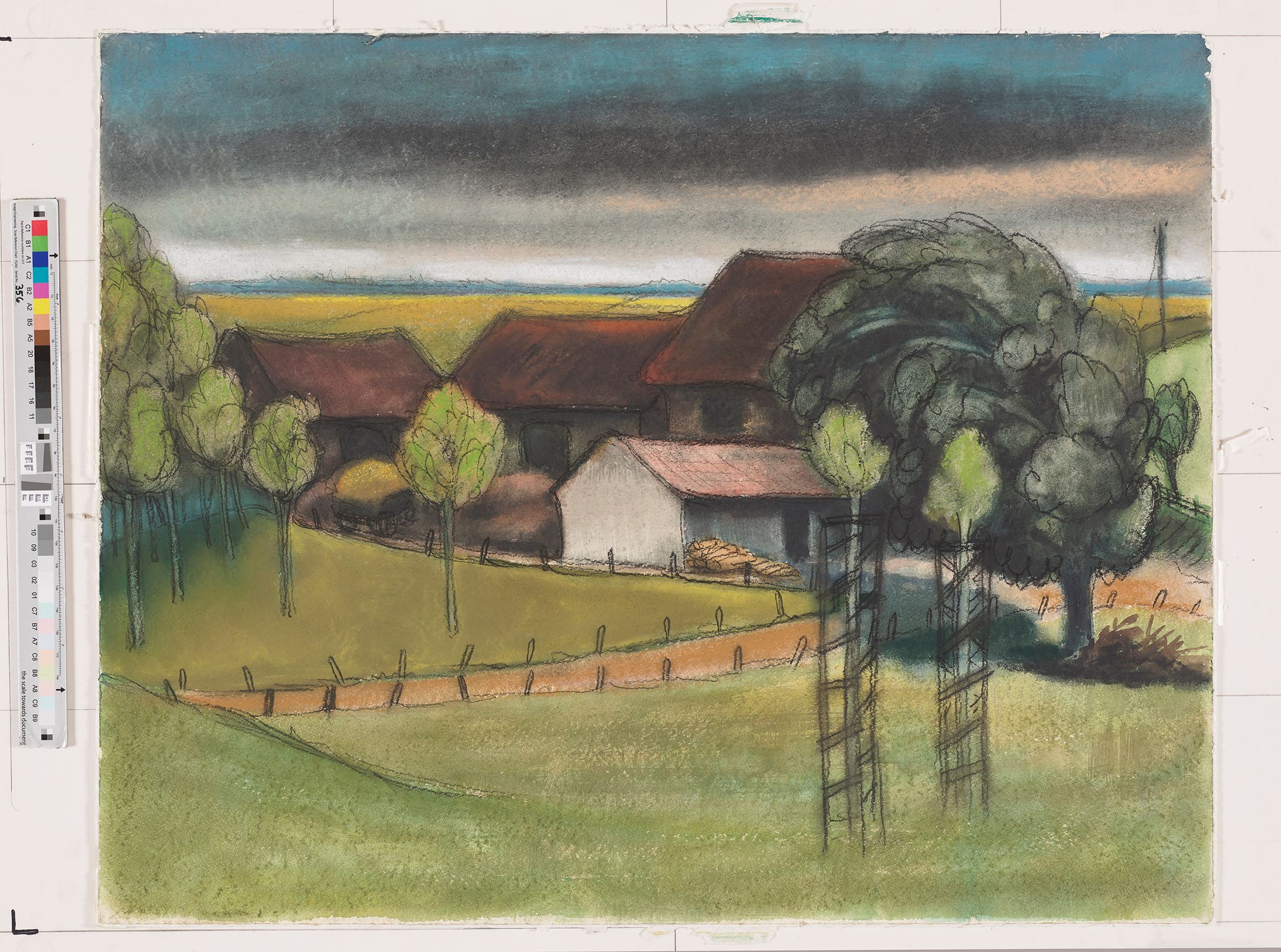 Im Vordergrund sind grüne Wiesen und kleinere und größere Bäume zu sehen, die von einer kleinen Straße durchkreuzt wird. In der Mitte des Bildes sind verschiedene Häuser mit roten bis dunkelroten Dächern. Hinter den Häusern sind grün-gelbliche Wiesen oder Felder.  Am rechten Bildrand steht ein einzelner Strom-, Telefon- oder Telegraphenmast.