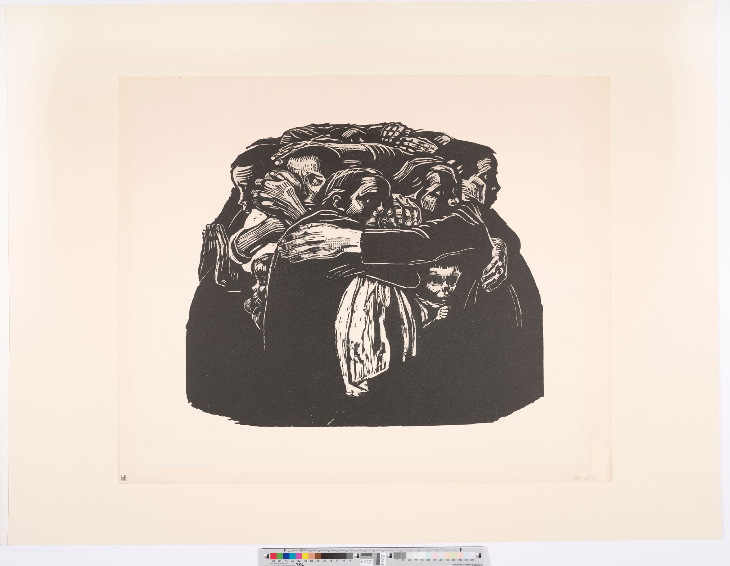 In einer dichten Gruppe zusammen stehende Frauen haben schützen die Arme umeinander gelegt und halten teils Babys in den Armen. Sie blicken besorgt und ängstlich nach links und rechts.