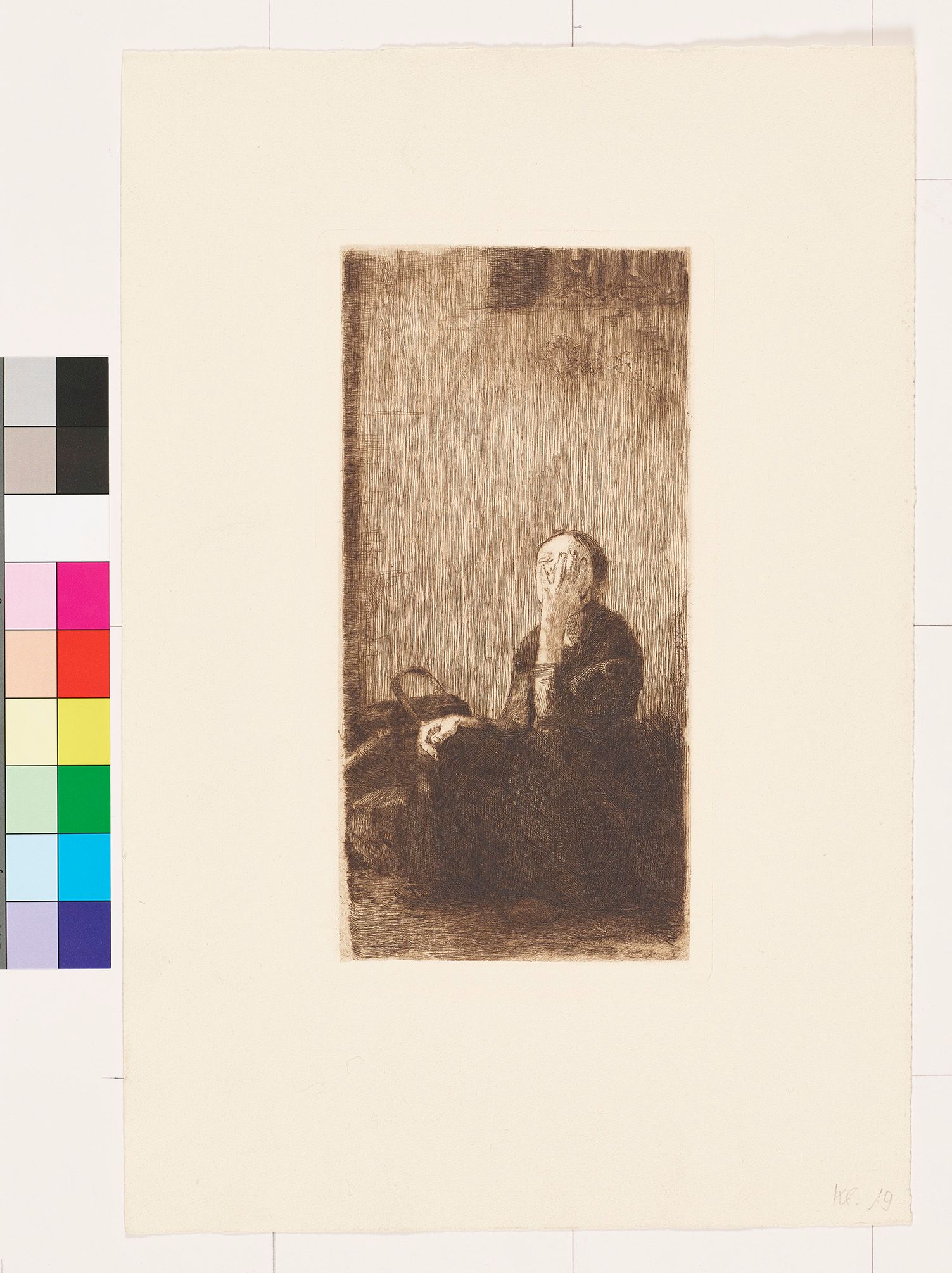 Eine Frau in einem schwarzen Kleid sitzt an einer Kirchenmauer (Statuen sind am oberen Bildrand angedeutet) und bedeckt ihr Gesicht mit den gespreizten Fingern ihrer linken Hand, die andere ruht auf dem Knie. Neben der Frau steht ein Korb mit Bügelgriff.