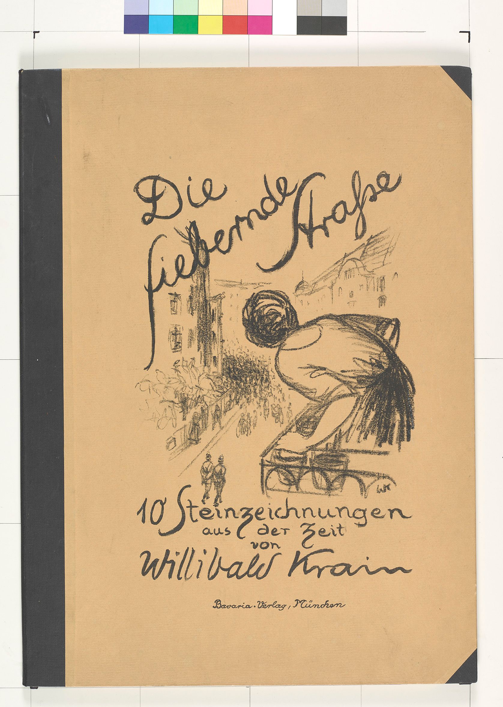 Einband zu Willibald Krains "Die fiebernde Straße. 10 Steinzeichnungen aus de Zeit". eine Frau auf einem Balkon blickt auf die Straße unter ihr, auf der sich im Hintergrund eine große Menschenmenge bewegt. Zwei Polizisten mit Tschakos gehen mit auf dem Rücken verschränkten Armen auf sie zu.