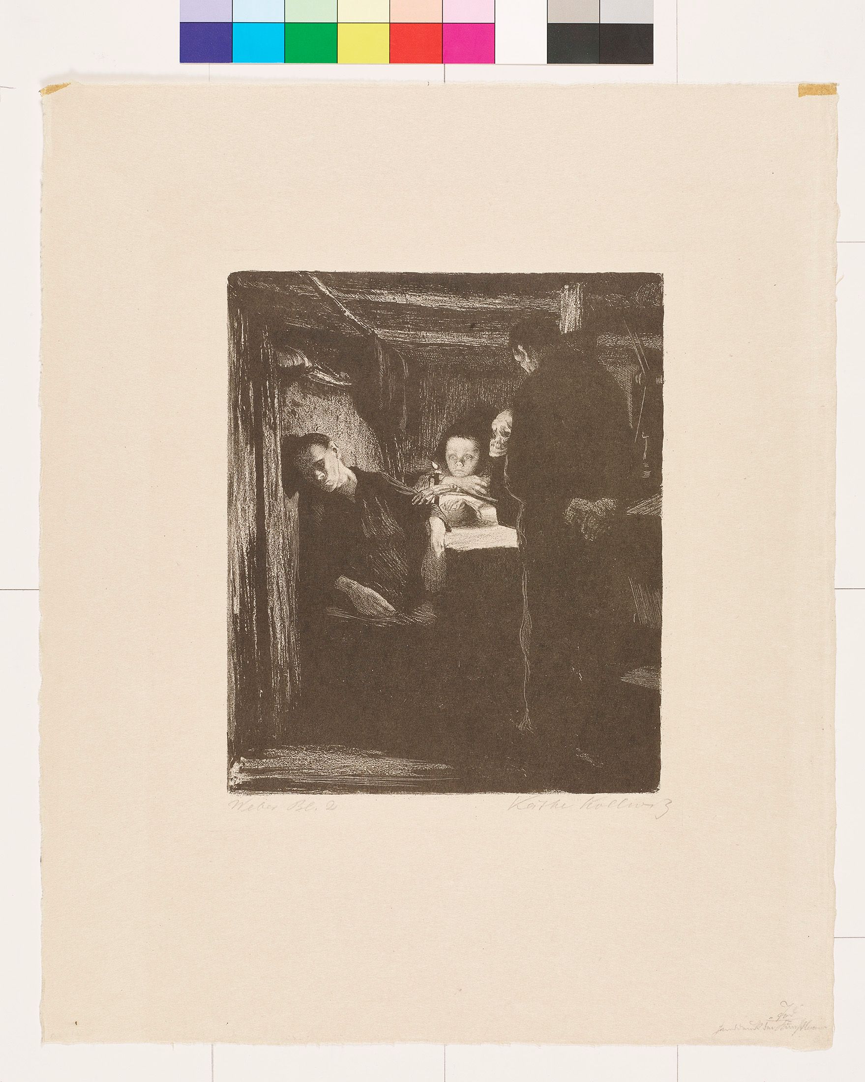 In einer Hütte lehnt eine sitzende Frau den Kopf an die Wand. Das Gesicht des Kindes am Tisch neben ihr ist durch eine Kerze hell erleuchtet. Von einem stehenden Mann in Rückenansicht zum großen Teil verdeckt, blickt neben dem Kind ein Totenschädel nach links und langt mit seinem Knochenarm des Todes zur Frau herüber und berührt sie