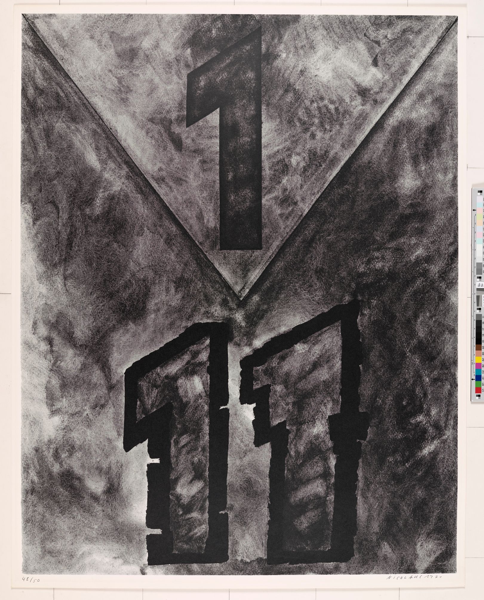 Auf einem schwärzlichen Untergrund ist eine schwarze 1 am oberen Bildrand von einem Dreieck umgrenzt. Im unteren Bildteil haben zwei Einsen (oder eine Elf) starke, zackige Außenlinien.