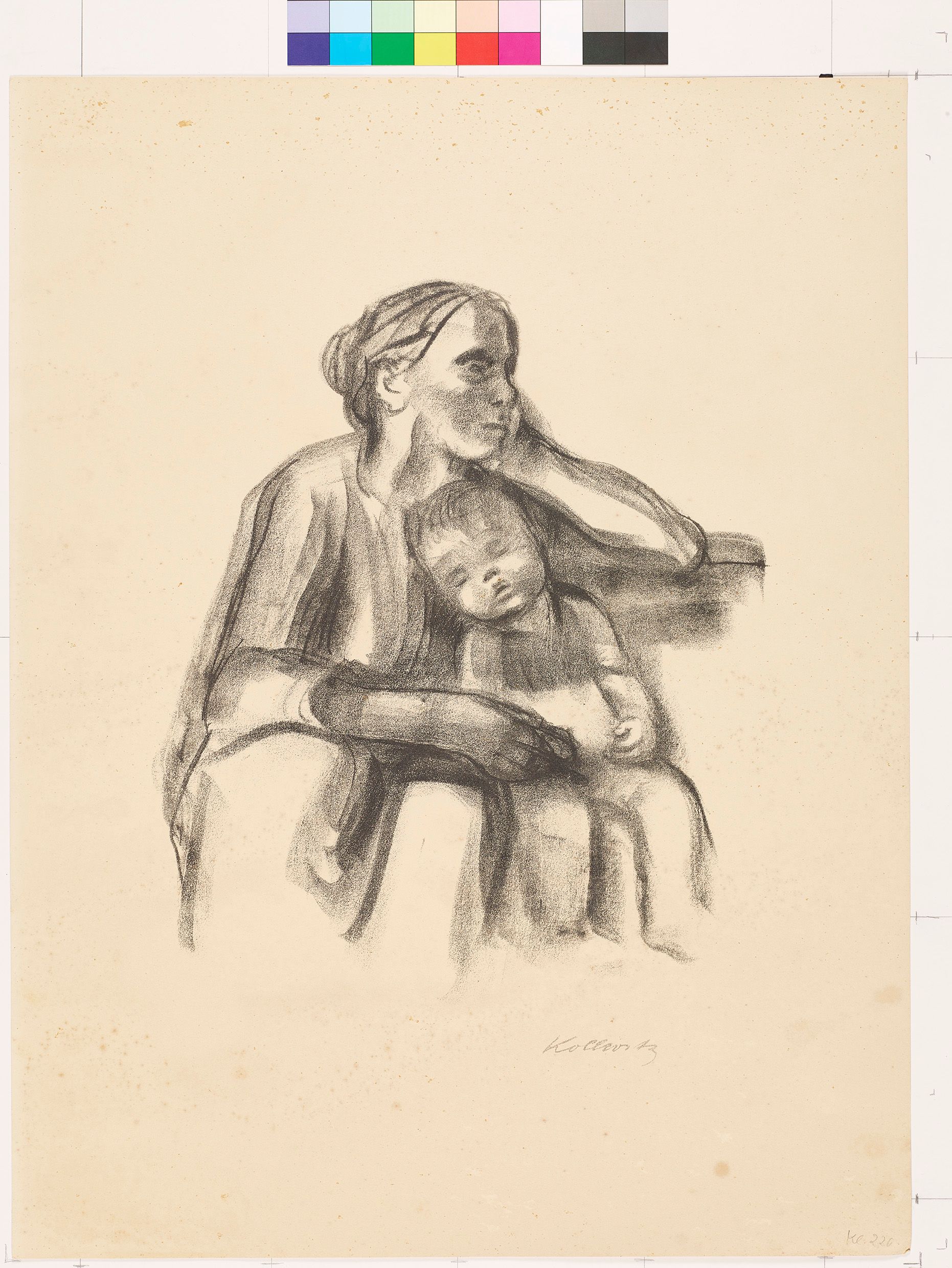 Eine nach rechts blickende Frau stützt die Hand auf das Kinn. Die andere Hand liegt locker auf dem Knie eines schlafenden Jungens auf ihrem Schoß.