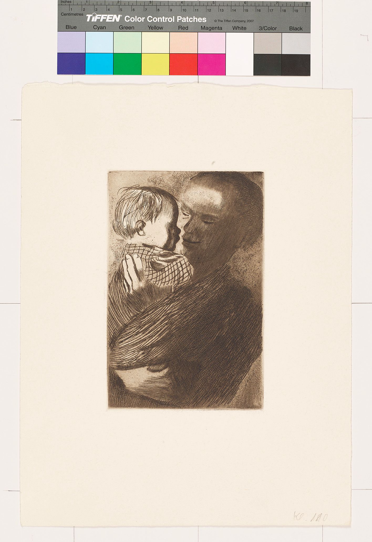 Eine Mutter hält einen kleinen jungen in karierter Kleidung im Arm