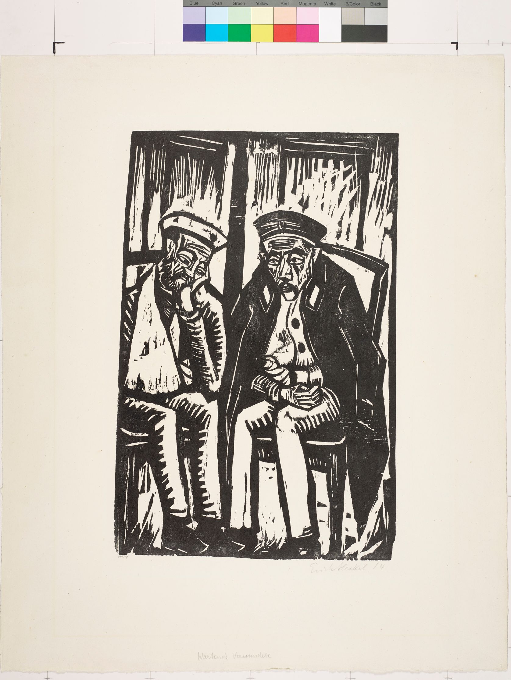 Zwei verwundete Männer, vermutlich Soldaten sitzen nebeneinander auf zwei Stühlen. Die beiden Männer warten und sehen beide erschöpft aus. Die Männer sind eher im mittleren bis hohem alter. 