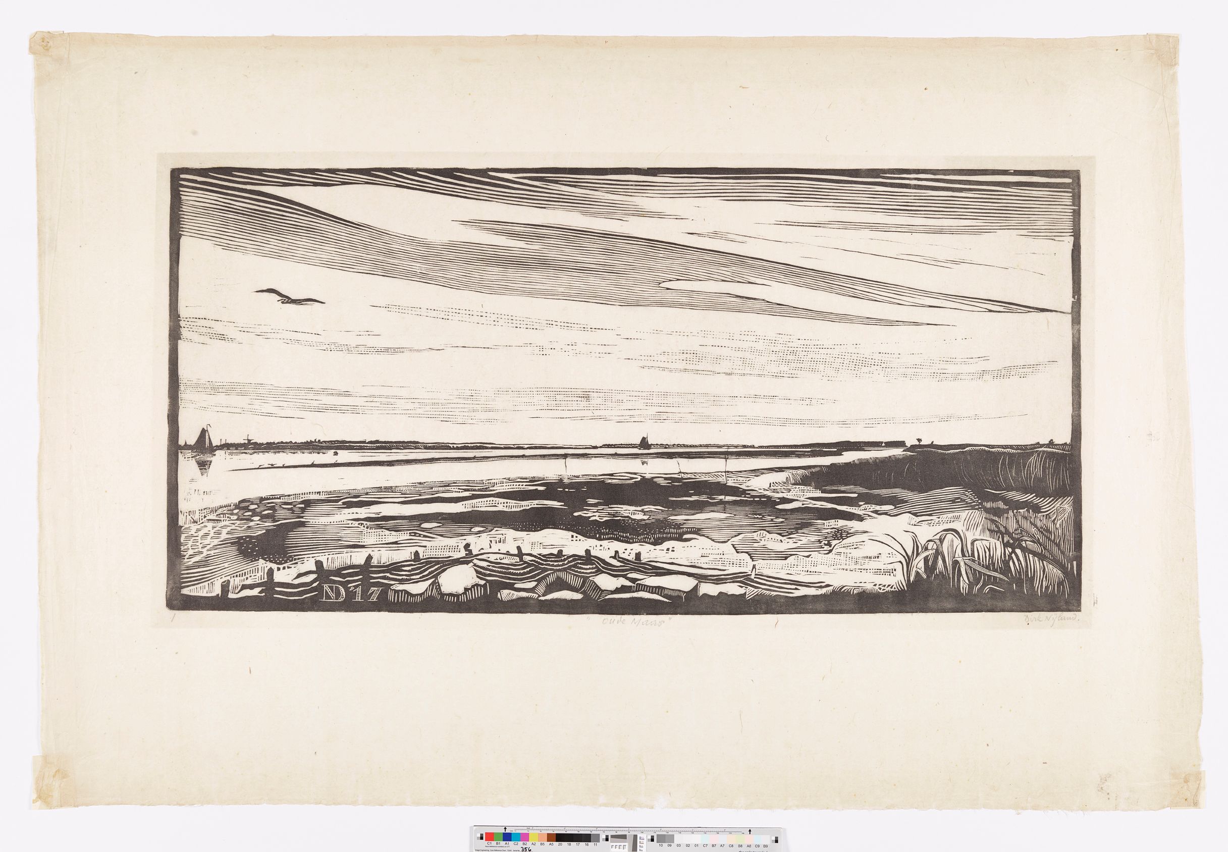 Blick über das schlammige Ufer der Alten Maas in den Niederlanden auf die Flusslandschaft mit zwei Segelbooten und einer Windmühle hinten links am Horizont.
