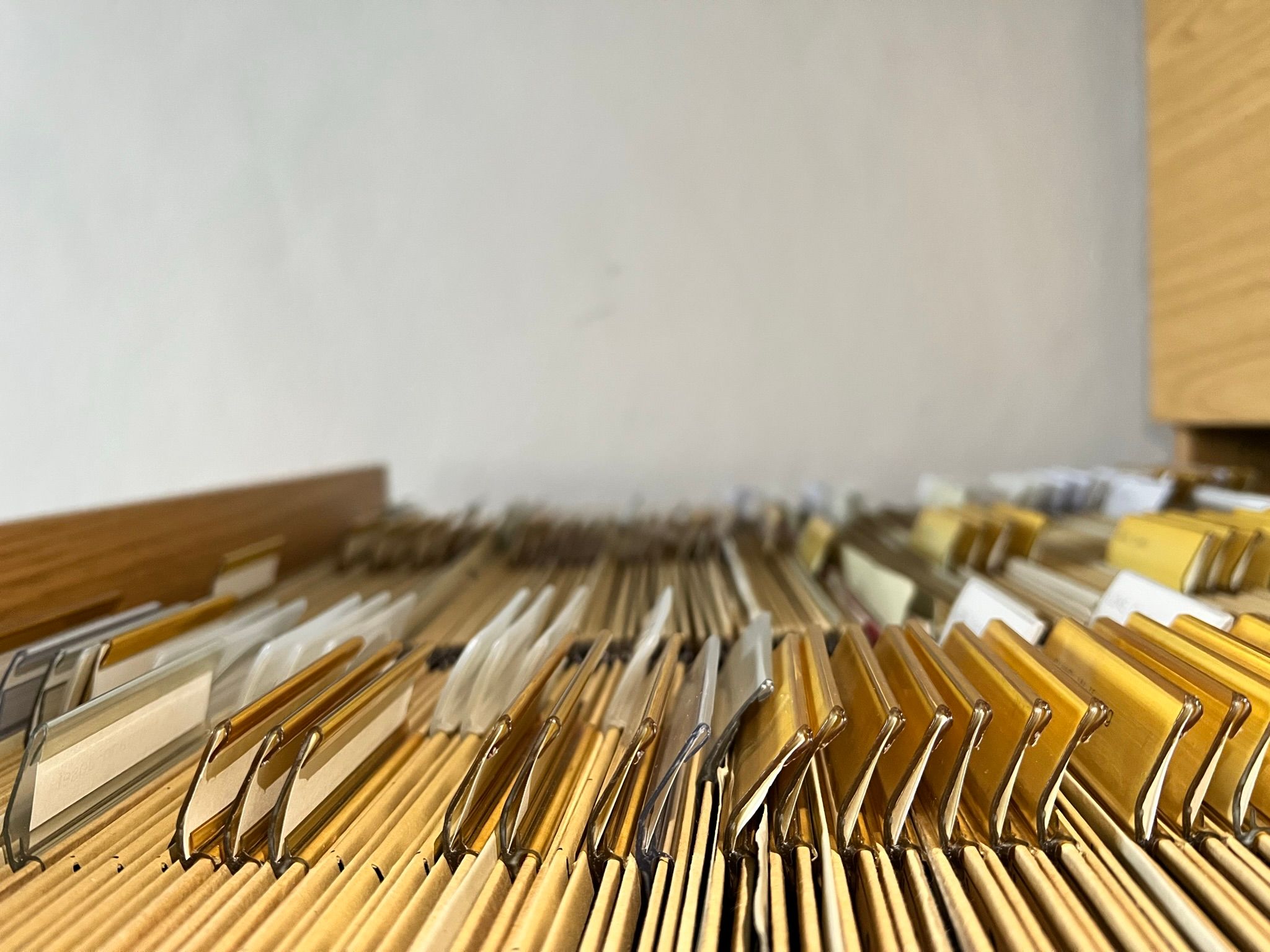 Ein geöffneter Aktenschrank