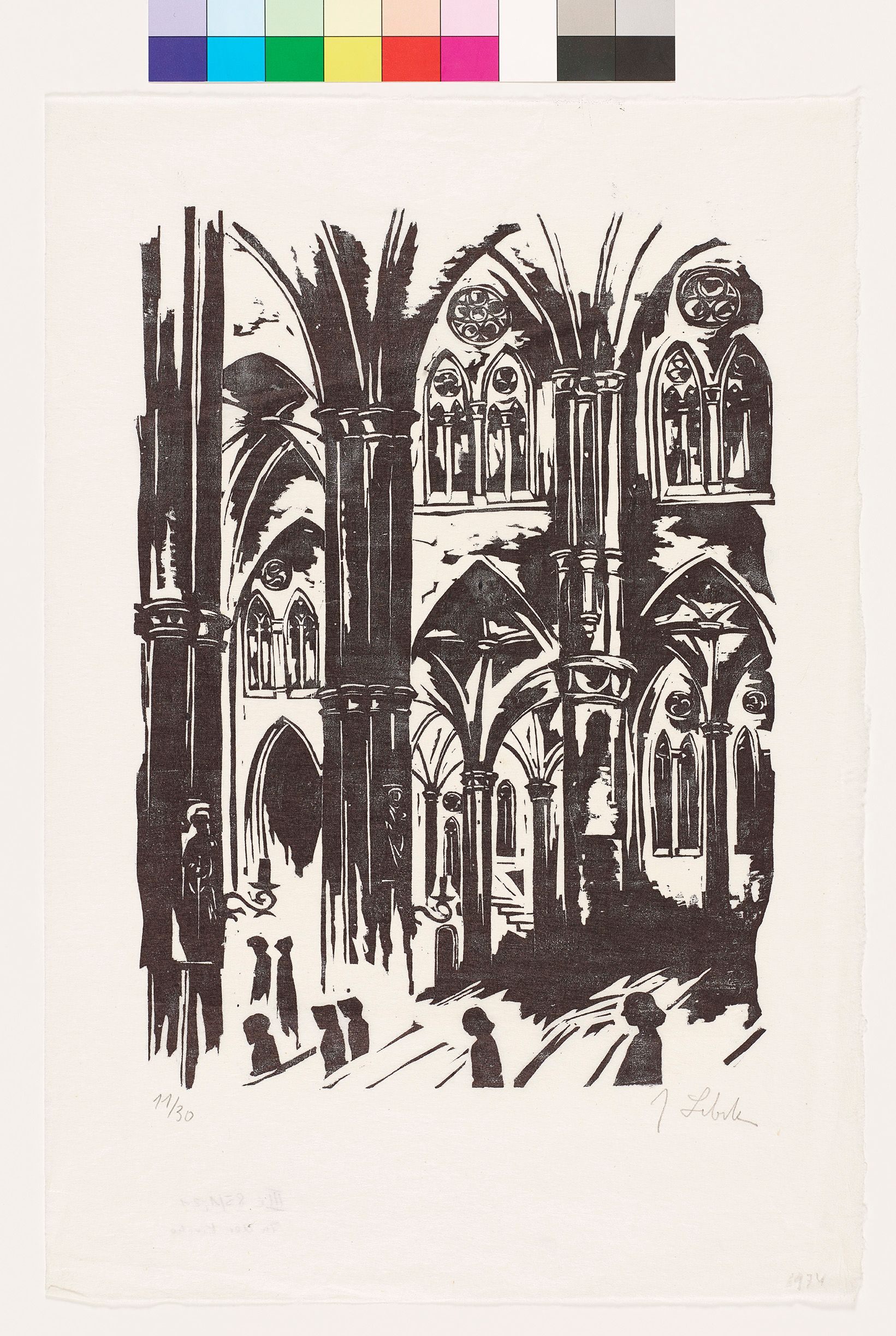 Blick auf das westliche Seitenschiff einer Kirche mit Pfeilern und Kreuzrippengewölben und Biforien im Obergaden. Auf den Bänken im Vordergrund sind die Silhouetten mehrere Personen zu sehen.