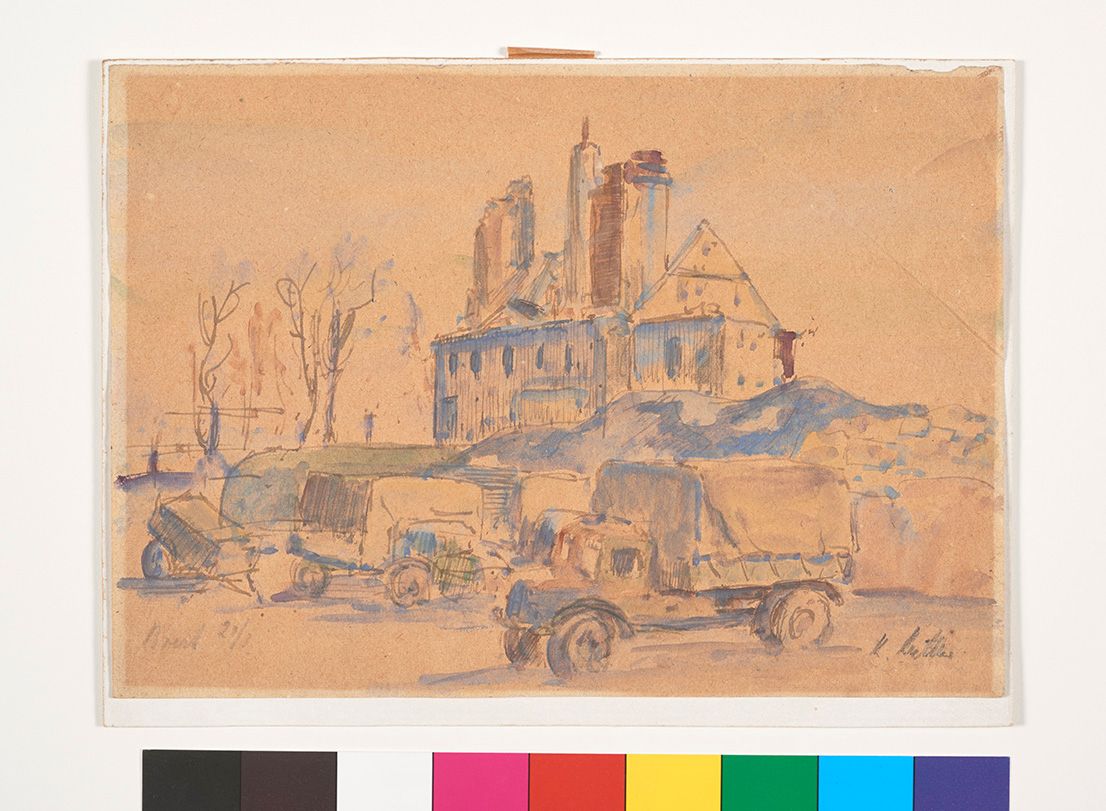 Mehrere alte Lastwagen mit Planen über den Ladeflächen parken am Fuß eines Hügels auf dem eine Schlossruine steht.