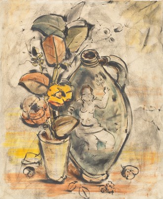 Links steht ein Blumenarrangement, sowohl Blüten, Blätter und Blütenknospen sind zu erkennen. Rechts steht eine große bauchförmige Vase, auf der eine Person sitzt und in der linken Hand eine einzelne Blume hält. Auf dem Boden liegen vereinzelte Blätter und Blüten. 