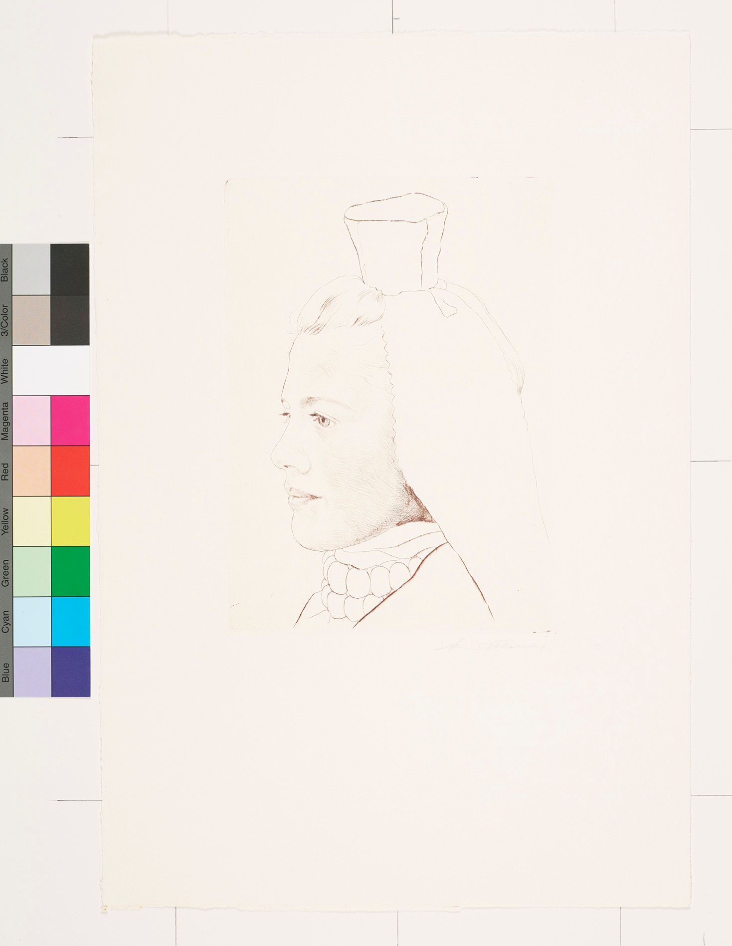 Zeichnung. Seitenprofil einer Frau mit einem kleinen trichterförmigen Hut und einem Tuch. Sie trägt eine Kette mit großen Kugeln. 