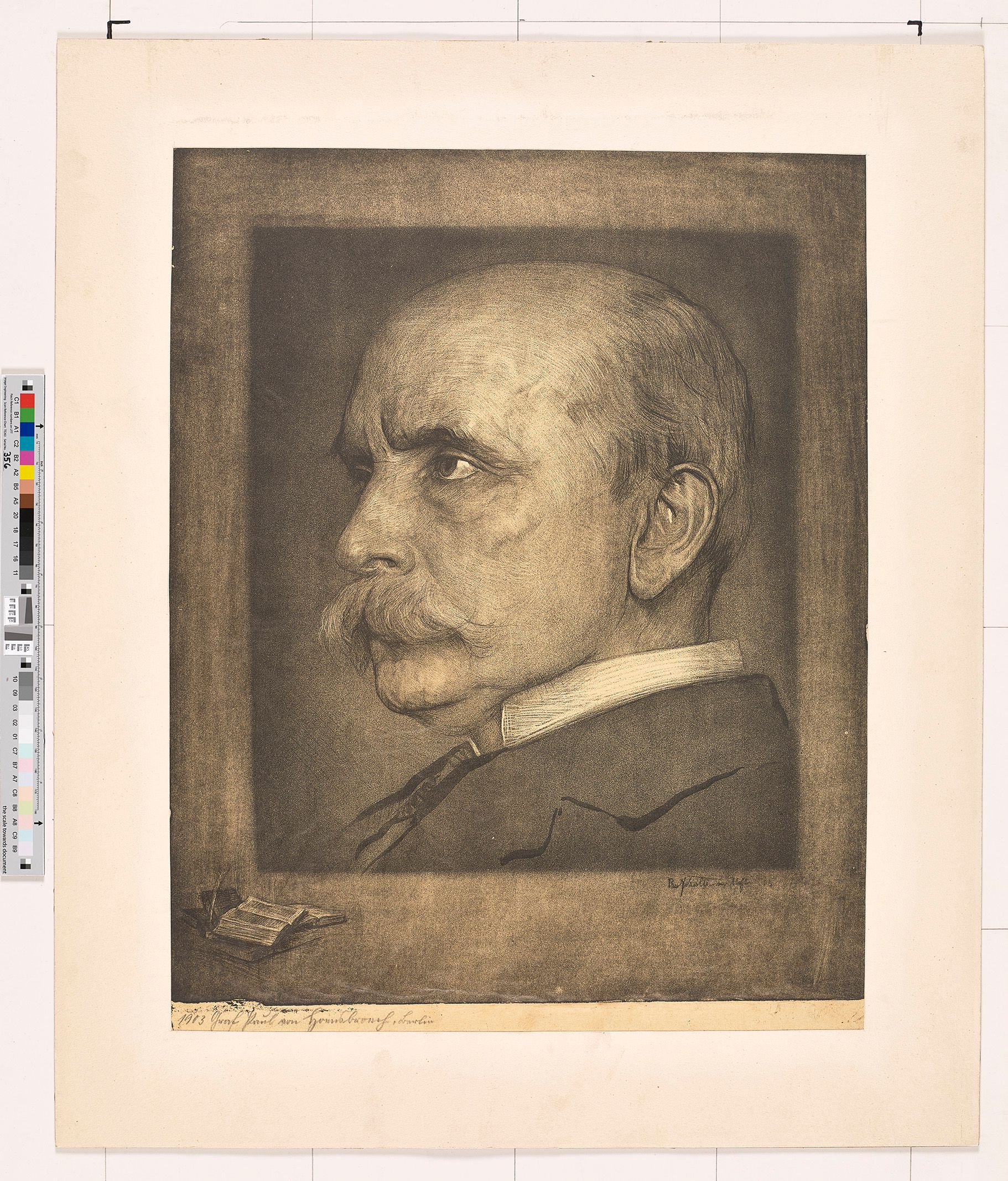 Portrait im Profil nach links. Prof. Dr. Hoensbach mit Blick nach links gerichtet. Er hat einen Schnauzer und trägt einen Anzug. 