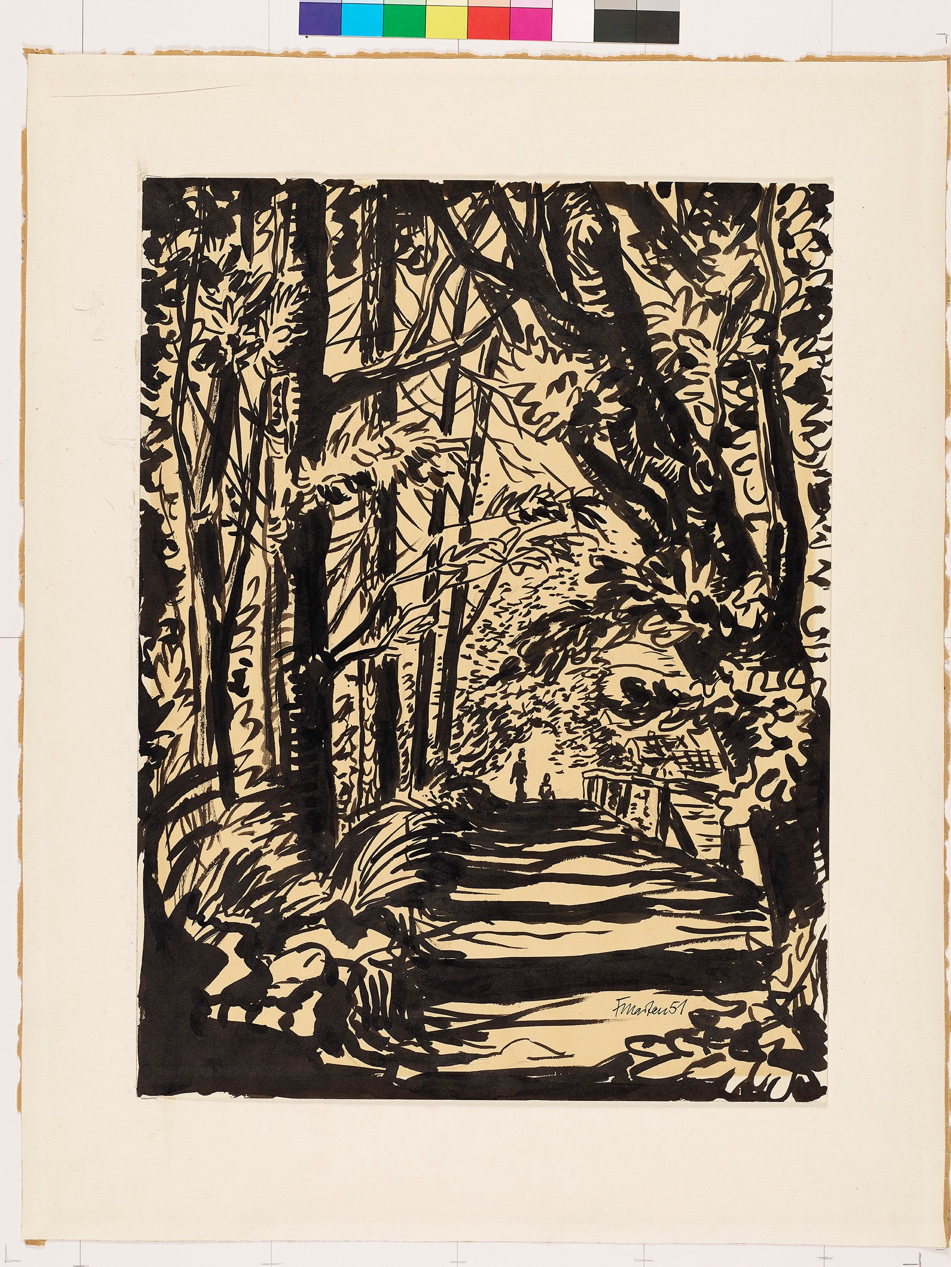 Blick auf einen von Bäume umrahmten Waldweg mit einem Holzzaun auf dem sich zwei Personen in der Ferne bewegen. Im Hintergrund rechts scheinen die Dächer von mehreren Häusern durch die Äste.