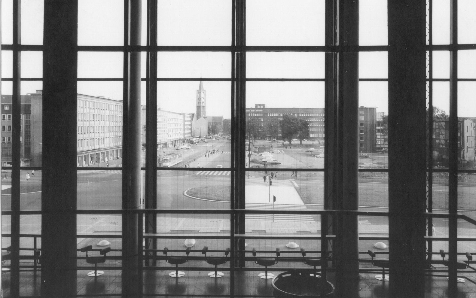 Blick aus dem Musiktheater hinaus in Richtung Hans-Sachs-Haus und den Heinrich König Platz