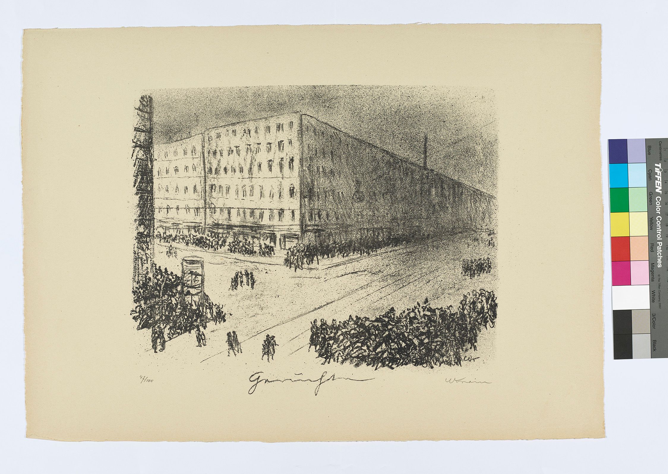 Blick auf eine breite Straße und die Ecke eies hohen Häuserblocks. Die Gehsteige sind voller Menschen.