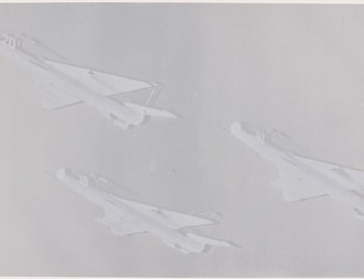 Serigraphie. Drei weiße Militärflugzeuge auf weißem Hintergrund.