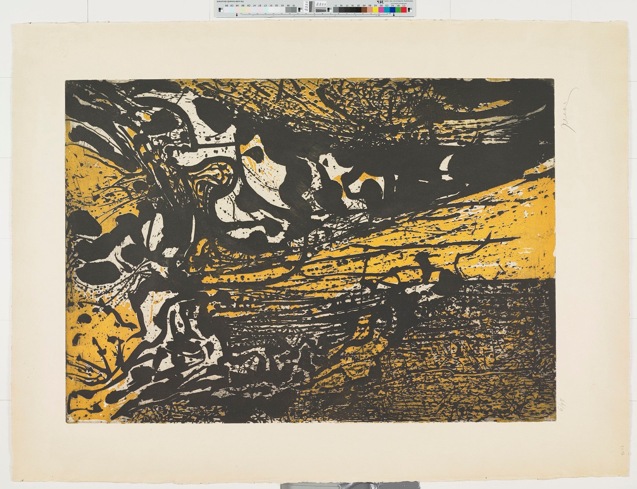 Abstrakte Komposition mit schwarzen Farbklecksen durch die sich breite Bahnen aus hellem Ocker ziehen.