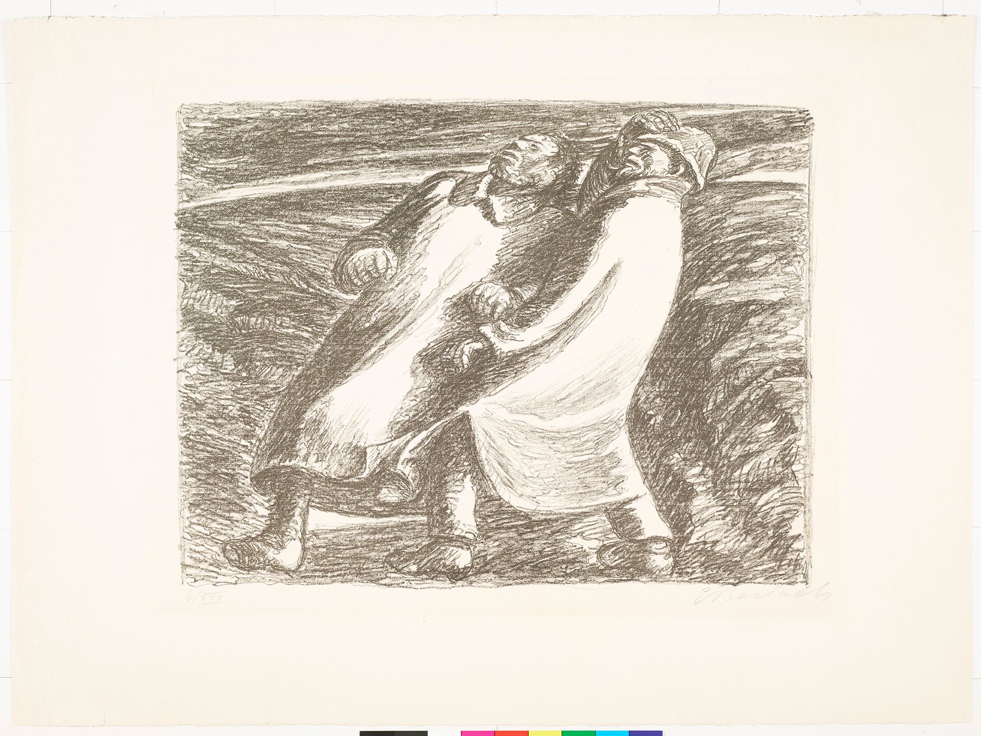 Zwei Männer mit langen Mänteln laufen gegen den starken Wind. 