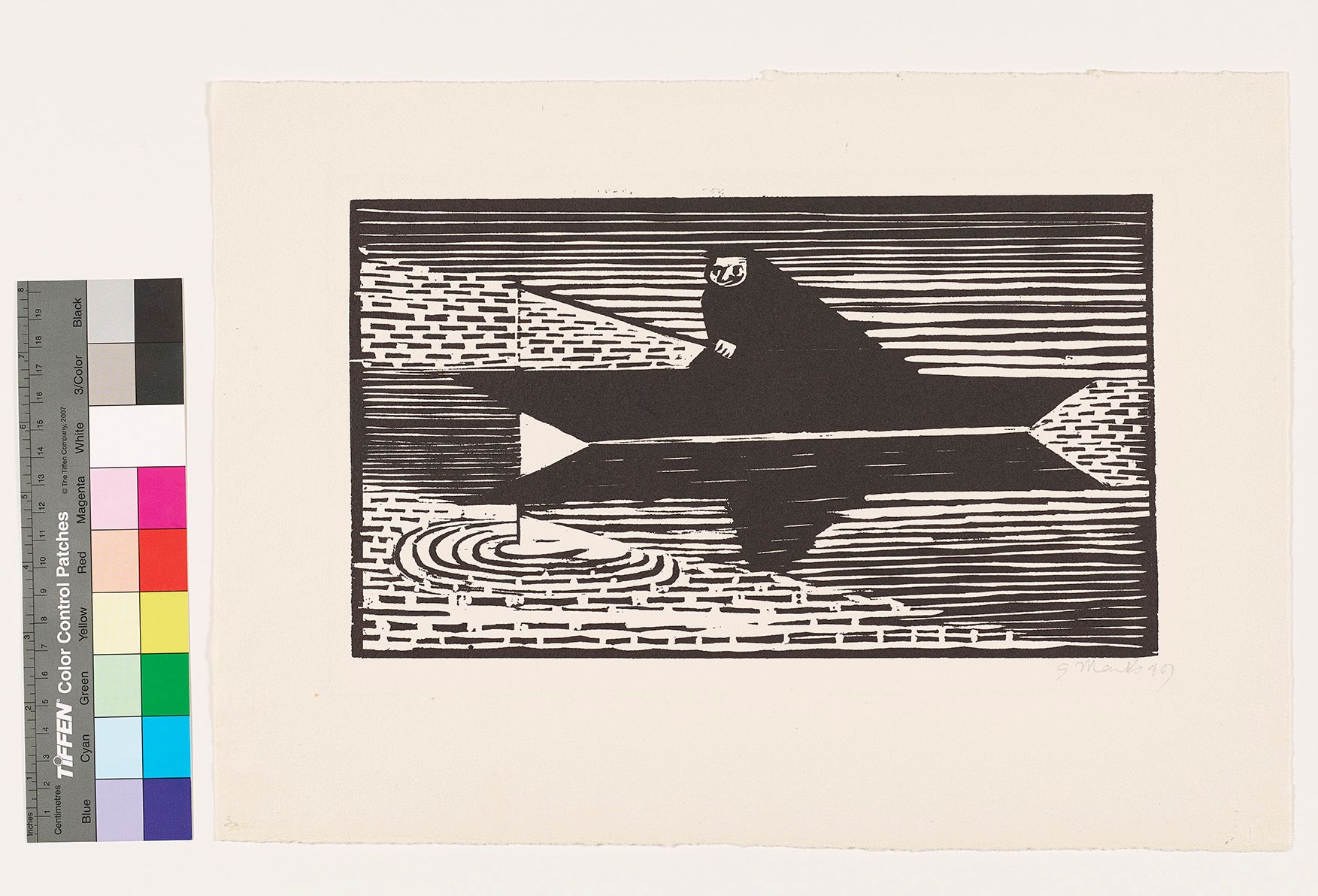 Eine in einen schwarzen Mantel gehüllte Gestalt sitzt in einem Boot und angelt. Das von links einfallende Licht ist in dem Holzschnitt zu geometrischen Flächen mit breiten, kurzen Strichen abstrahiert.