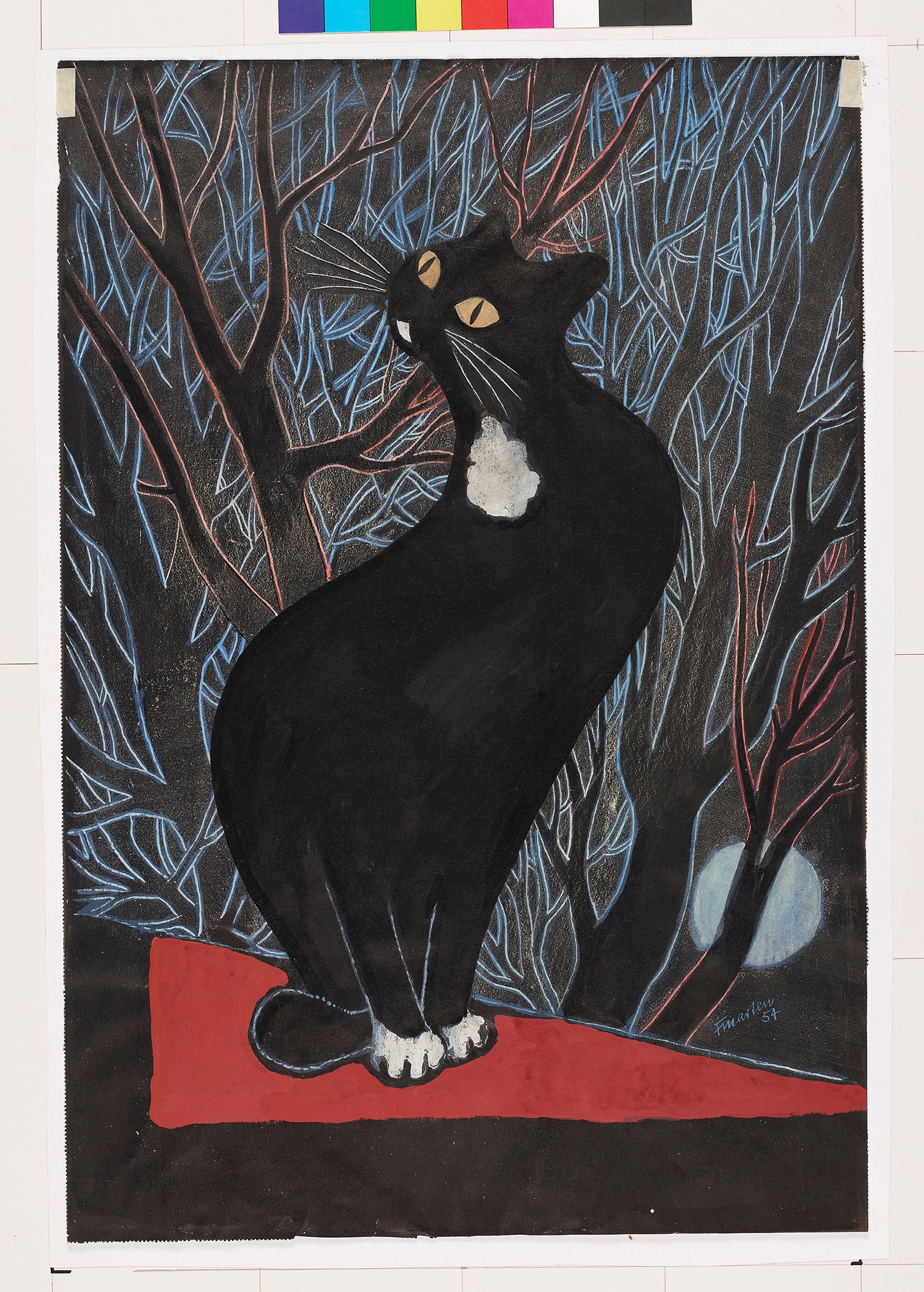 Eine schwarze Katze mit weißem Latz und Vorderpfoten hockt auf einem roten Dreieck vor einem nächtlichen Hintergrund mit Vollmond und kahlen Bäumen und blickt mit gelben Augen nach links. 