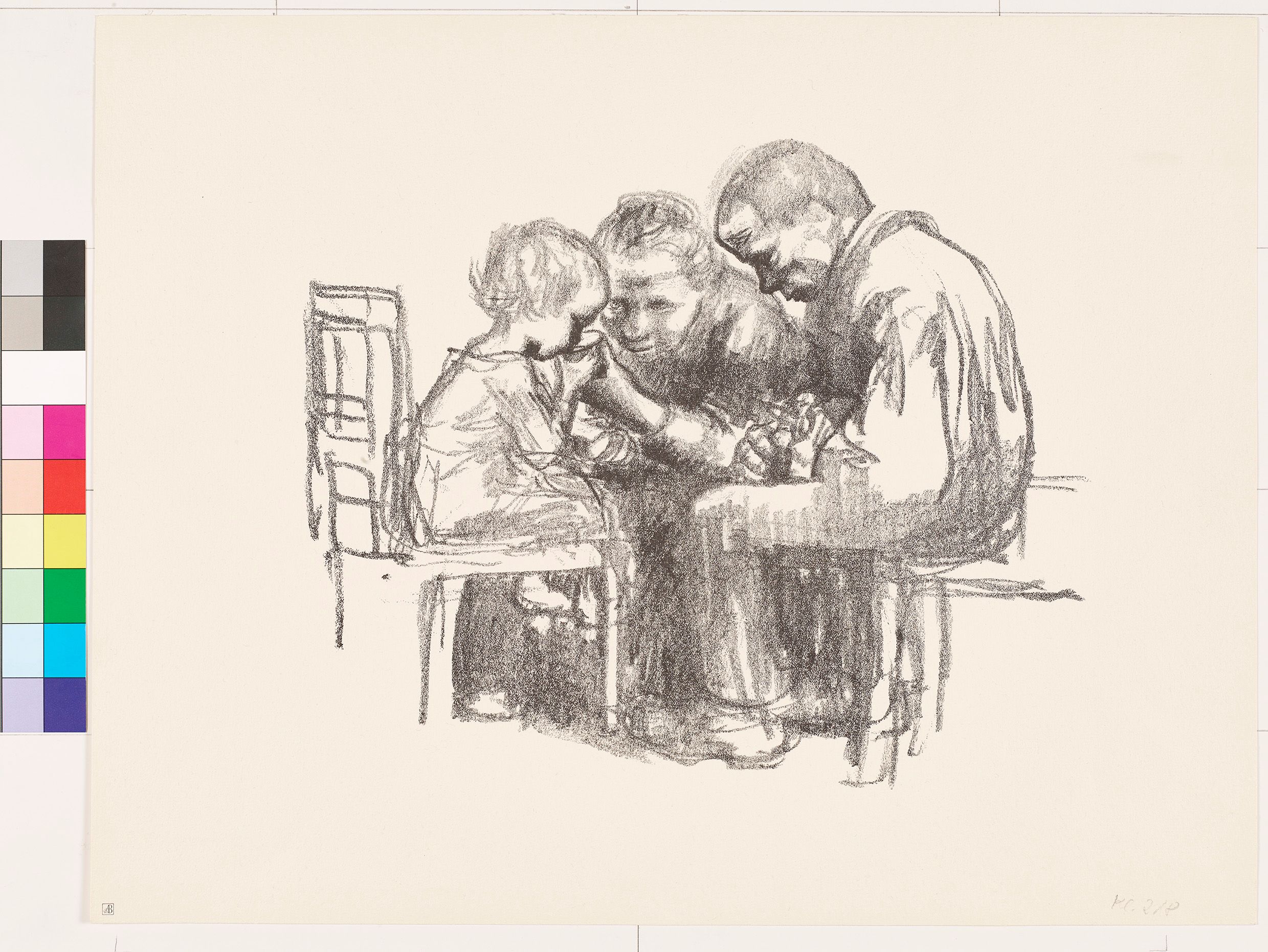 Eine Frau hockt auf dem Boden und führt dem Kind vor ihr auf einem Stuhl einen Becher an den Mund. Auf dem anderen Stuhl sitzt ein leicht in sich gesunkener Mann, der unbeteiligt an der Szene wirkt.