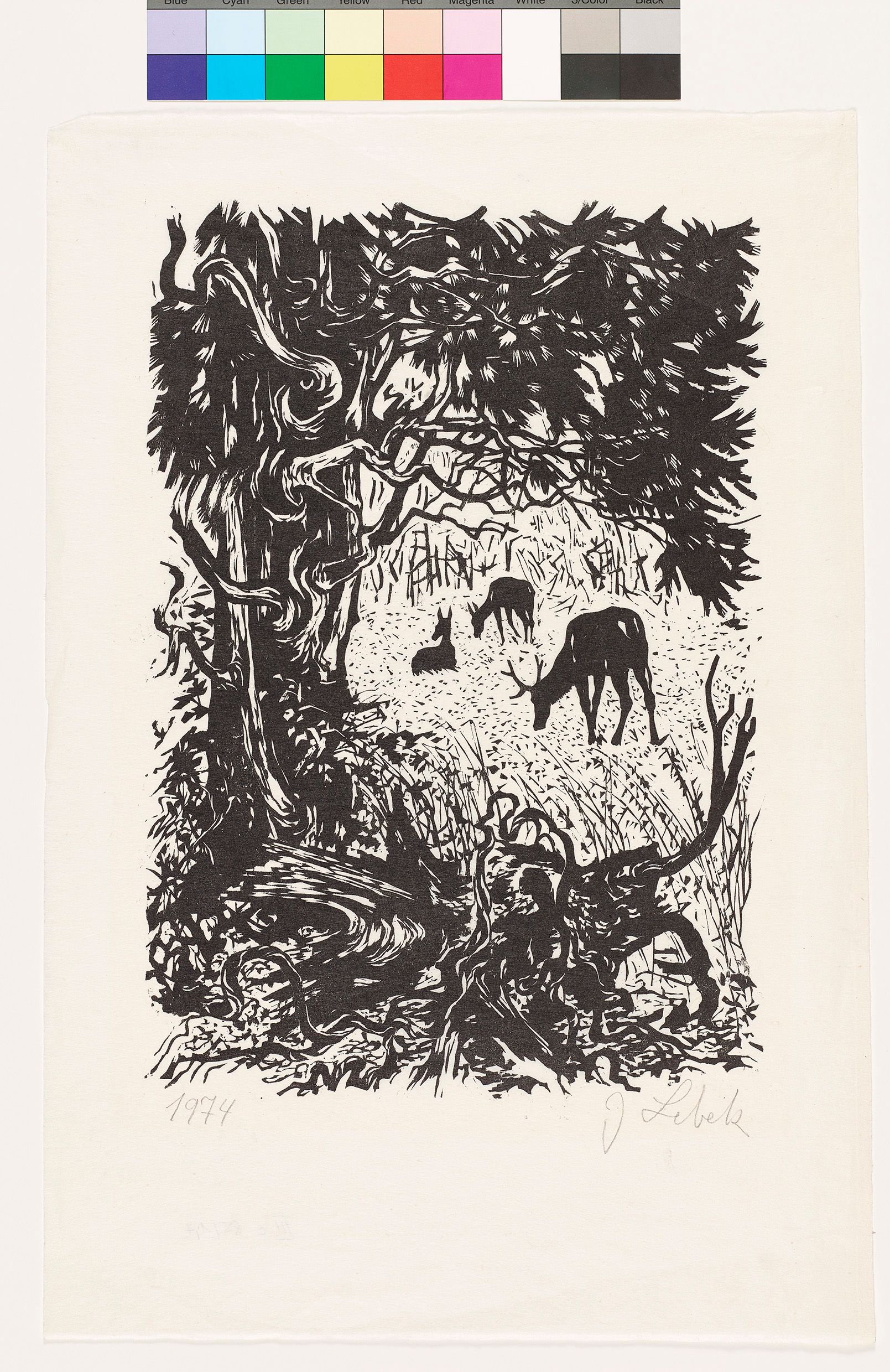 Eingerahmt von einem großen Baum mit knorrigen Ästen grasen zwei Rehe und ein Hirsch auf einer Lichtung.