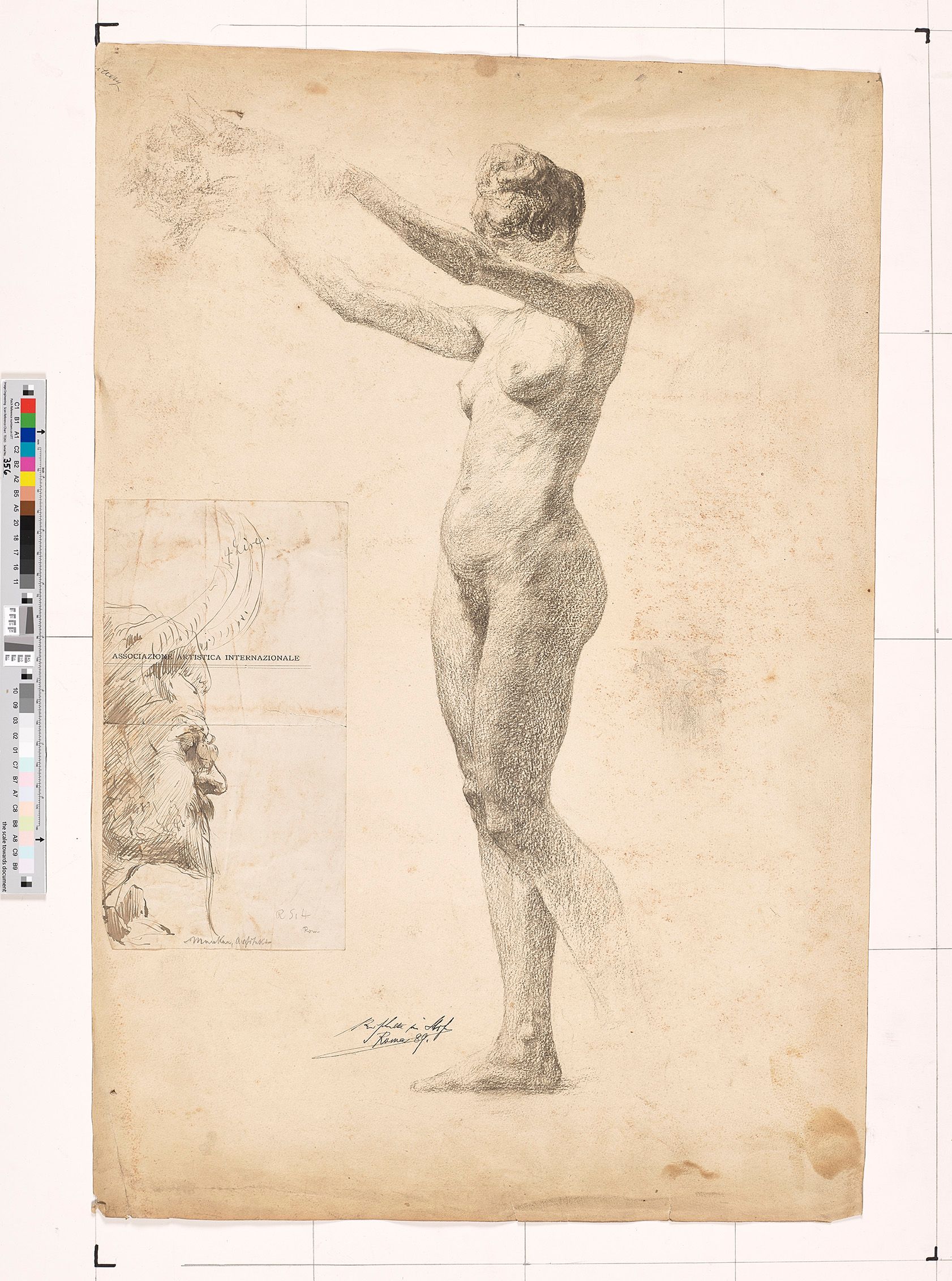 Zeichnung einer nackten stehenden Frau. Die Frau hat ihre Haare hochgesteckt. Außerdem hat sie ihre Arme angehoben und ein Bein angewinkelt. 