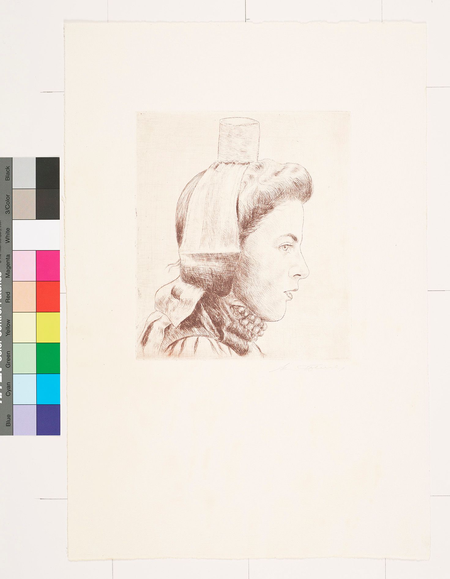 Zeichnung. Seitenprofil einer Frau. Sie trägt eine Kette mit großen Kugeln.