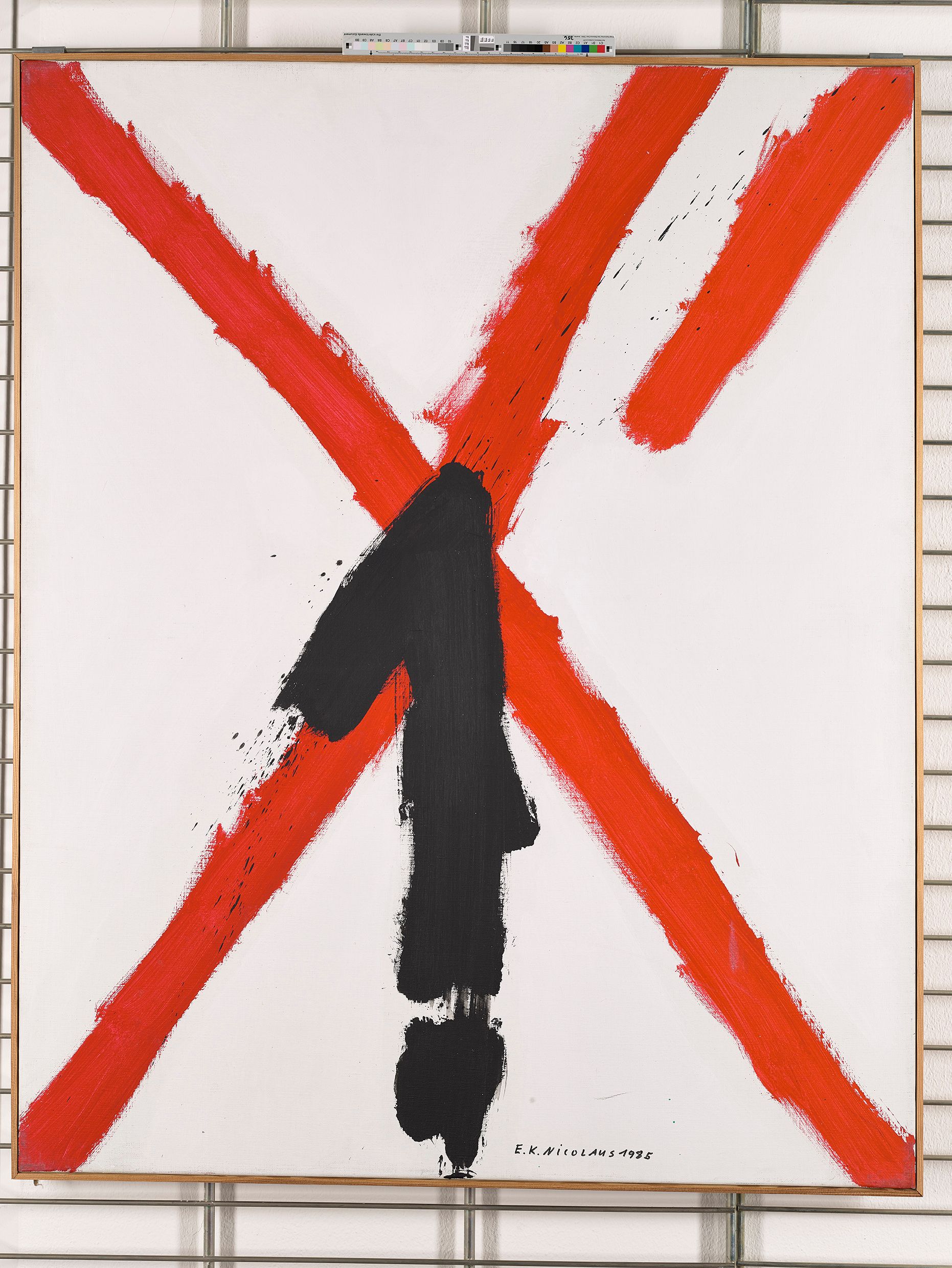 Eine Schwarze Eins vor einem roten X im Hintergrund, das von den Ecken der hochrechteckigen Leinwand ausgeht, außer oben rechts wo die Linie weit nach links gerückt ist und ein ebenfalls rotes Strichfragment aus der Ecke kommt.