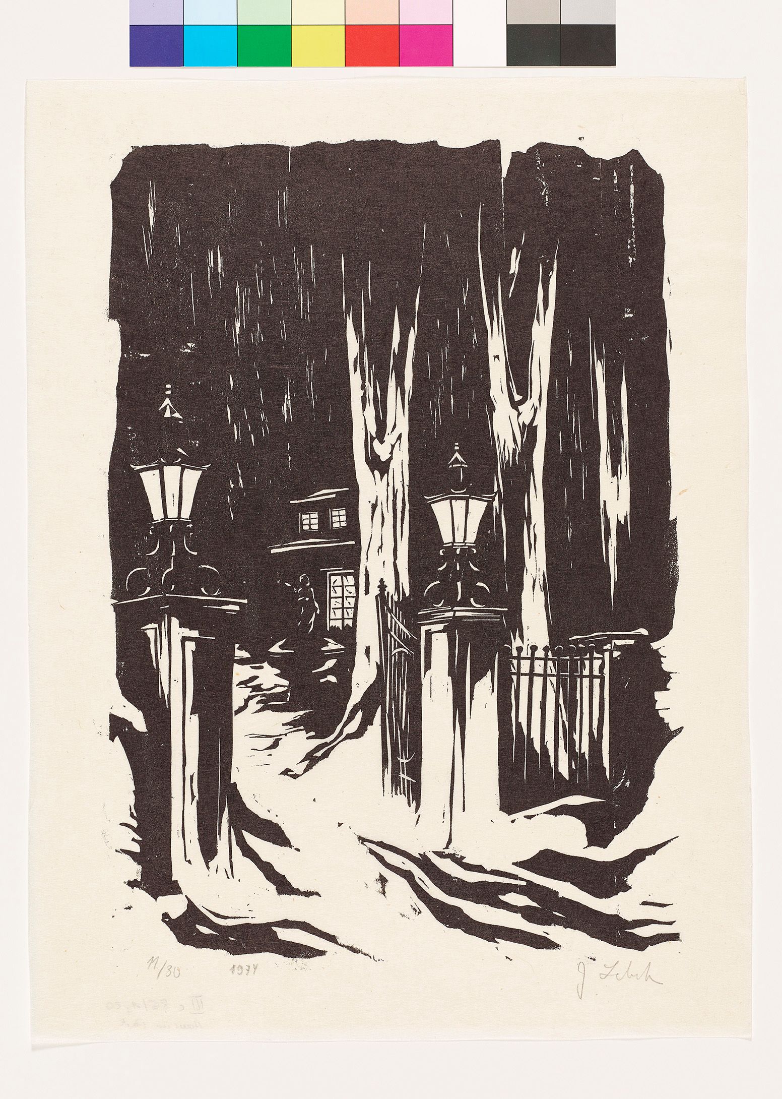 Nächtlicher Blick durch eine Toreinfahrt mit  Lampen auf ein Haus.