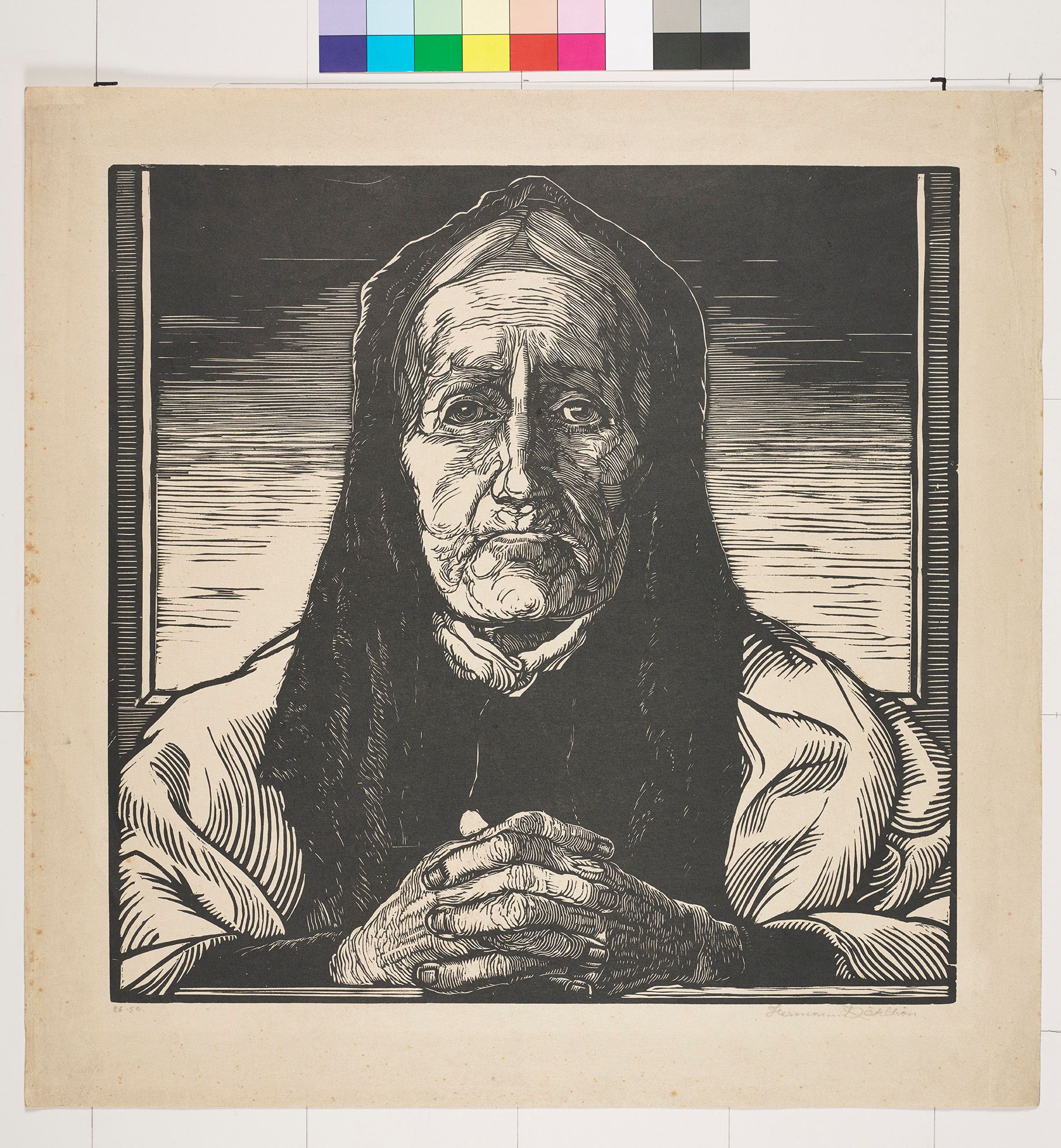 Portrait einer alten, betenden Frau mit einer Kopftuch und einem Gewand (Schwarz-Weiß). 