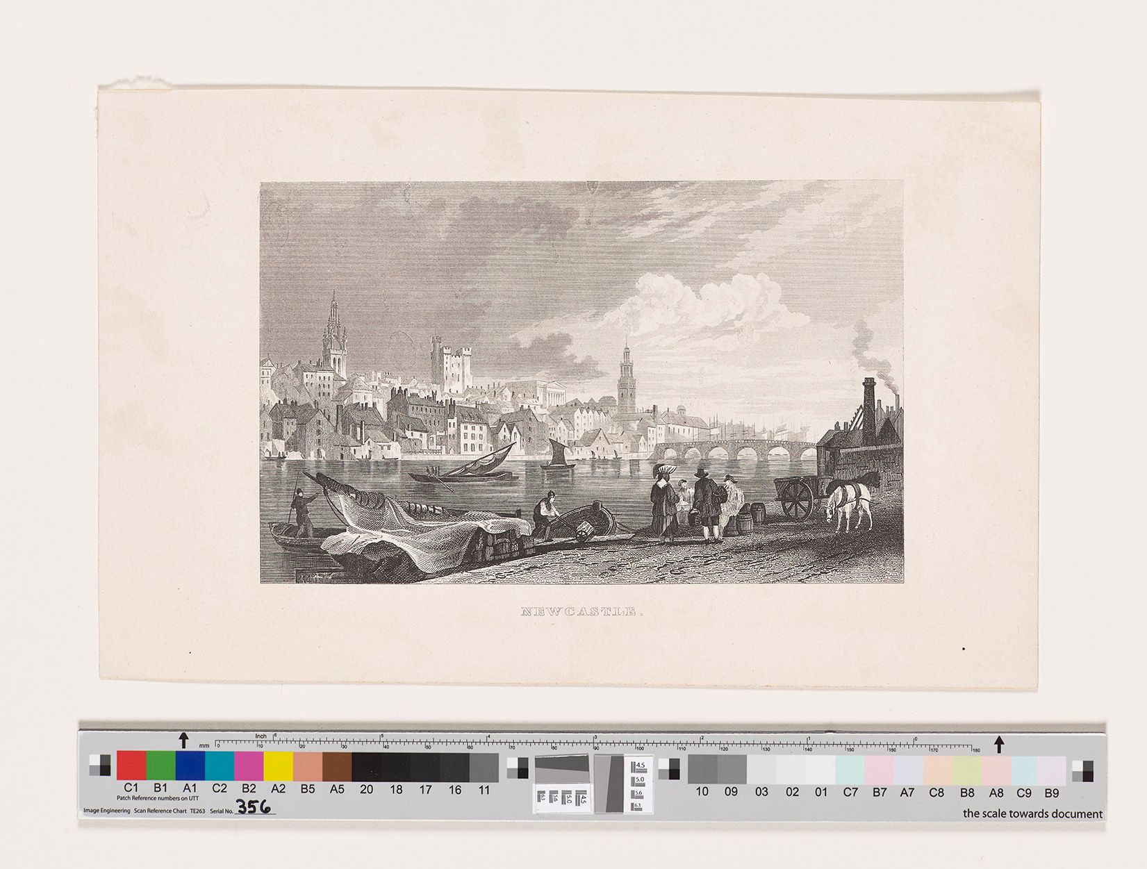 Stadtbild von Newcastle, im Vordergrund ist ein Fluss zu sehen und eine Bootsanlegestelle an der mehrere Menschen und ein Pferdegespann stehen. Auf der anderen Flussseite im Hintergrund ist das Stadtbild zu sehen. Aus den Häuserfassaden ragen sowohl auf der linken als auch auf der rechten Seite zwei Kirchtürme heraus. In der Mitte ein Burgturm, sowie daneben ein relativ großes Gebäude, welches ob der charakteristischen nebeneinander liegenden Säulen und des darauf liegenden Giebels Anlehnungen an die griechische Architektur aufweist. Dazu ist auf der rechten Seite noch eine Brücke über den Fluss zu sehen.  