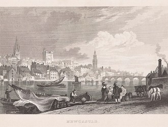 Stadtbild von Newcastle, im Vordergrund ist ein Fluss zu sehen und eine Bootsanlegestelle an der mehrere Menschen und ein Pferdegespann stehen. Auf der anderen Flussseite im Hintergrund ist das Stadtbild zu sehen. Aus den Häuserfassaden ragen sowohl auf der linken als auch auf der rechten Seite zwei Kirchtürme heraus. In der Mitte ein Burgturm, sowie daneben ein relativ großes Gebäude, welches ob der charakteristischen nebeneinander liegenden Säulen und des darauf liegenden Giebels Anlehnungen an die griechische Architektur aufweist. Dazu ist auf der rechten Seite noch eine Brücke über den Fluss zu sehen.