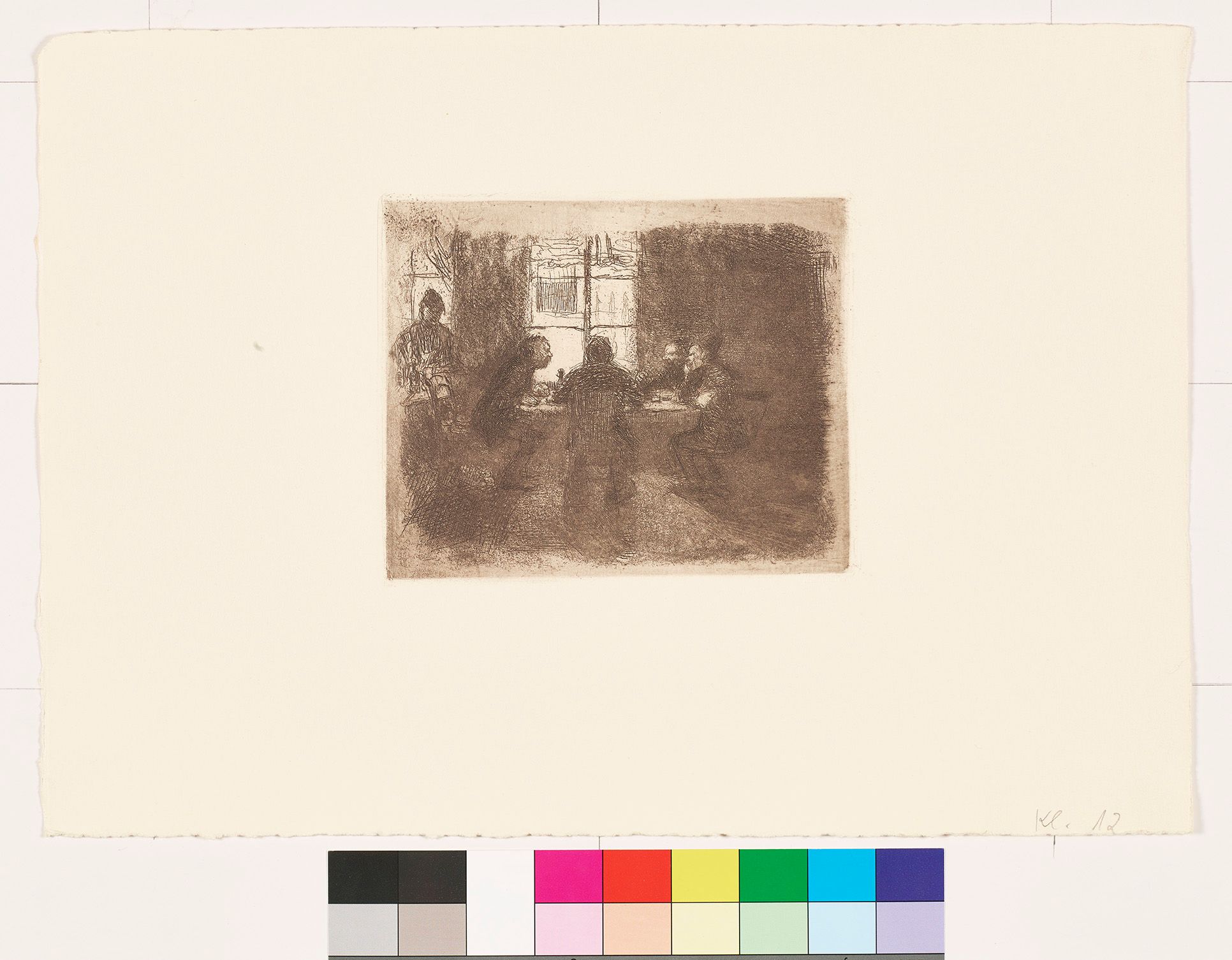 In einem dunklen Raum sitzen vier Männer an einen Tisch vor einem Fenster, das die Szene erhellt. Der Mann auf der linken Seite beugt sich weit vor und scheint mit den zwei Männern auf der anderen Seite zu diskutieren. Links neben ihm steht etwas Abseits eine Frau.