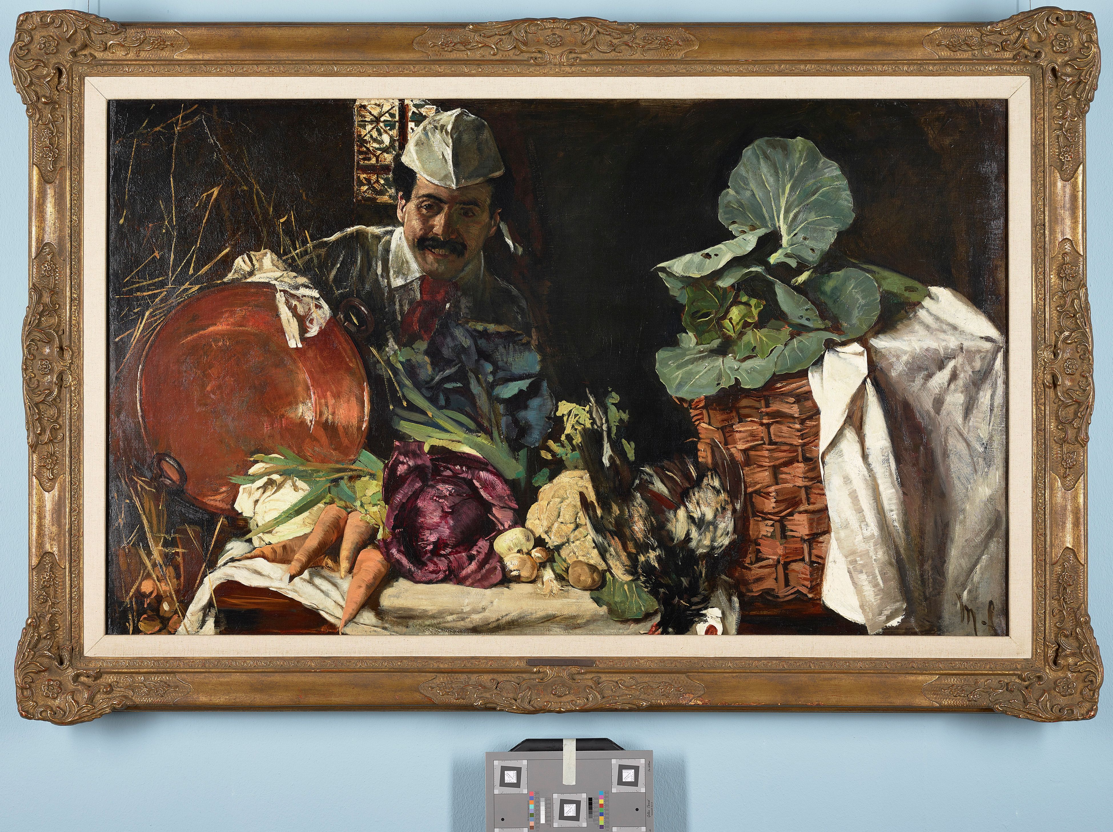 Stilleben in einer Küche. Im Vordergrund sind mehrere Gemüsesorten platziert, manche in Körben und manche direkt auf einem Tisch. Im Hintergrund steht der Maler selbst und bestaunt mit breitem lächeln das Gemüse. 