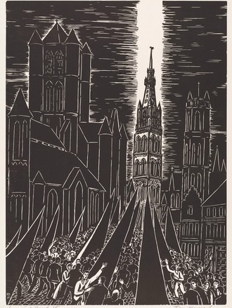 Auf einer Straße rechte Hand zur St.-Bavo-Kathedrale in der belgischen Stadt Gent bewegt sich eine große Gruppe von Demonstrierenden mit schwarzen Fahnen auf den Genter Belfried zu, der von einem vertikalen Lichtband hinteleuchtet wird