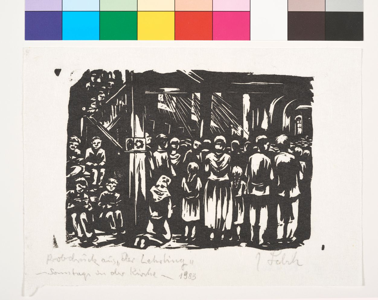 Eine große Gruppe Menschen in einer Kirche wendet sich dem Chor zu. Auf der Treppe links sitzen mehrere Kinder.