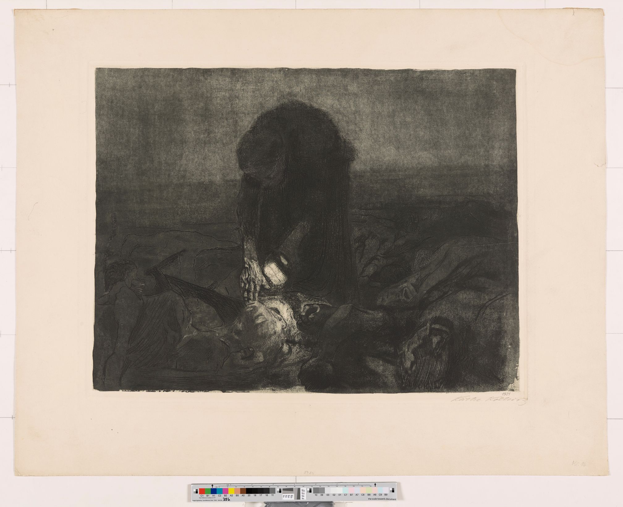 Mehrere Tote liegen auf dem Boden. Das Gesicht einer vorgebeugten Frau ist ob der Dunkelheit fast nur zu erahnen. Stark beleuchtet ist dagegen ihre runzlige Hand, die sie nach einem der toten vor ihr hinunterstreckt. 