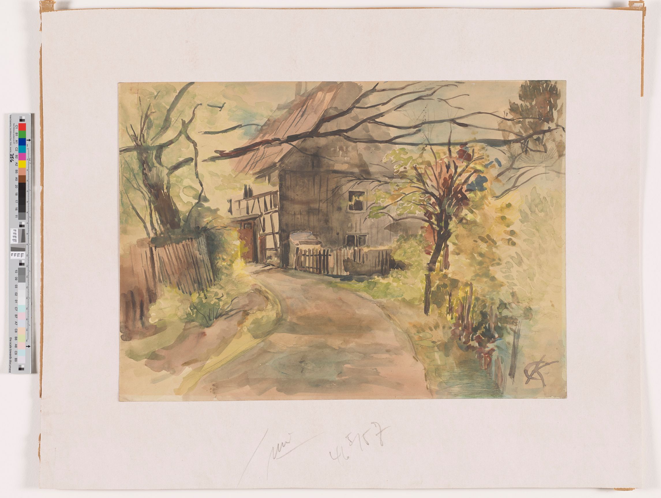 Ein leicht nach links biegender Weg führt zum Eingangstor einer Mühle in einem Fachwerkhaus. Die verfärbten Blätter eines Baumes hinter einem niedrigen Holzzaun an der rechten Seite weisen auf eine herbstliche Zeit hin.   