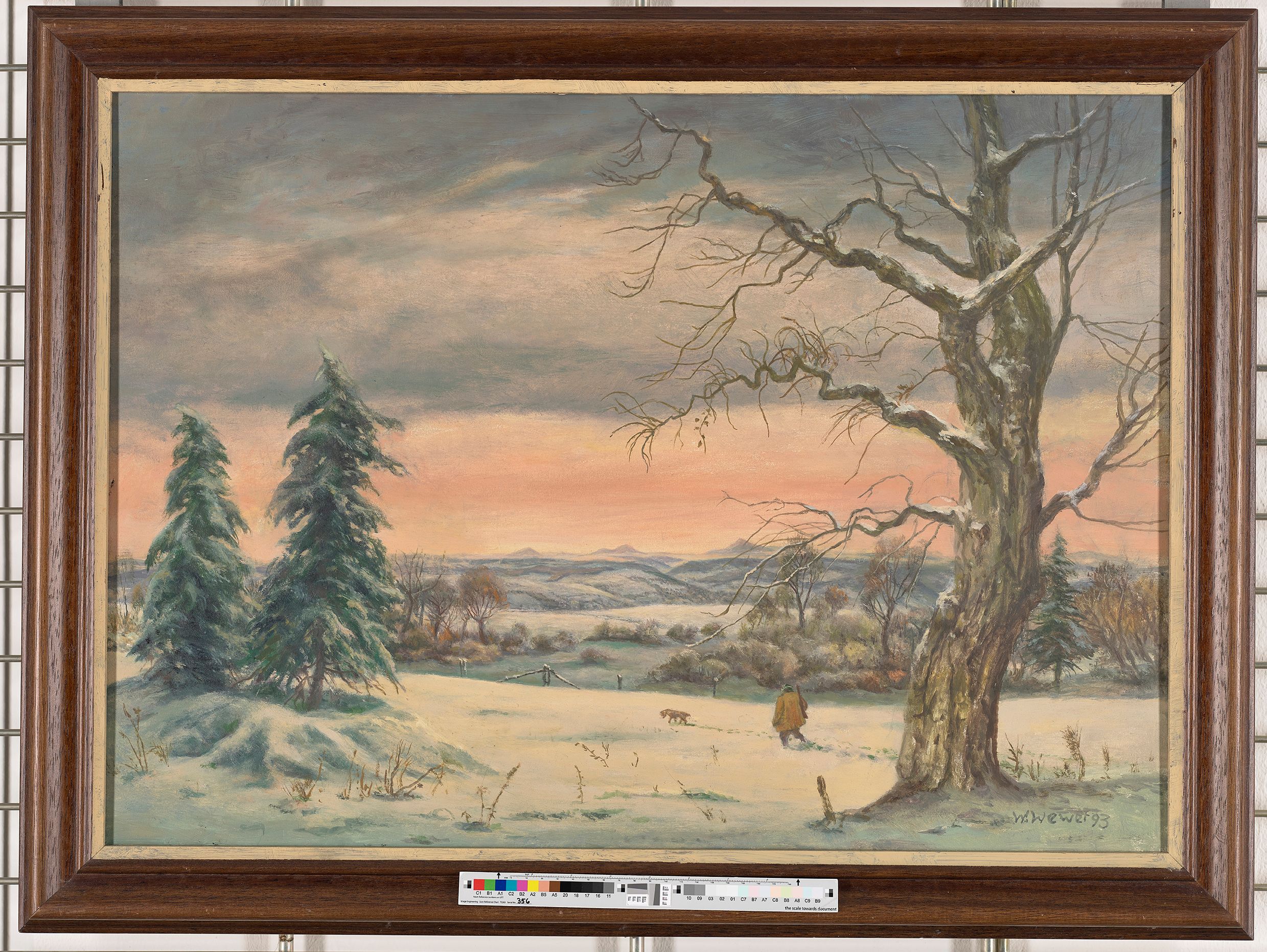 Gemälde. Winterlandschaft mit Hügeln und Feldern im Schnee. Durch den Schnee läuft ein Jäger mit seinem Hund. Im Vordergrund steht ein kahler Baum, der ebenfalls zugeschneit ist. Im Hintergrund geht gerade die Sonne auf und man erkennt weitere Schneebedeckte Hügel. 